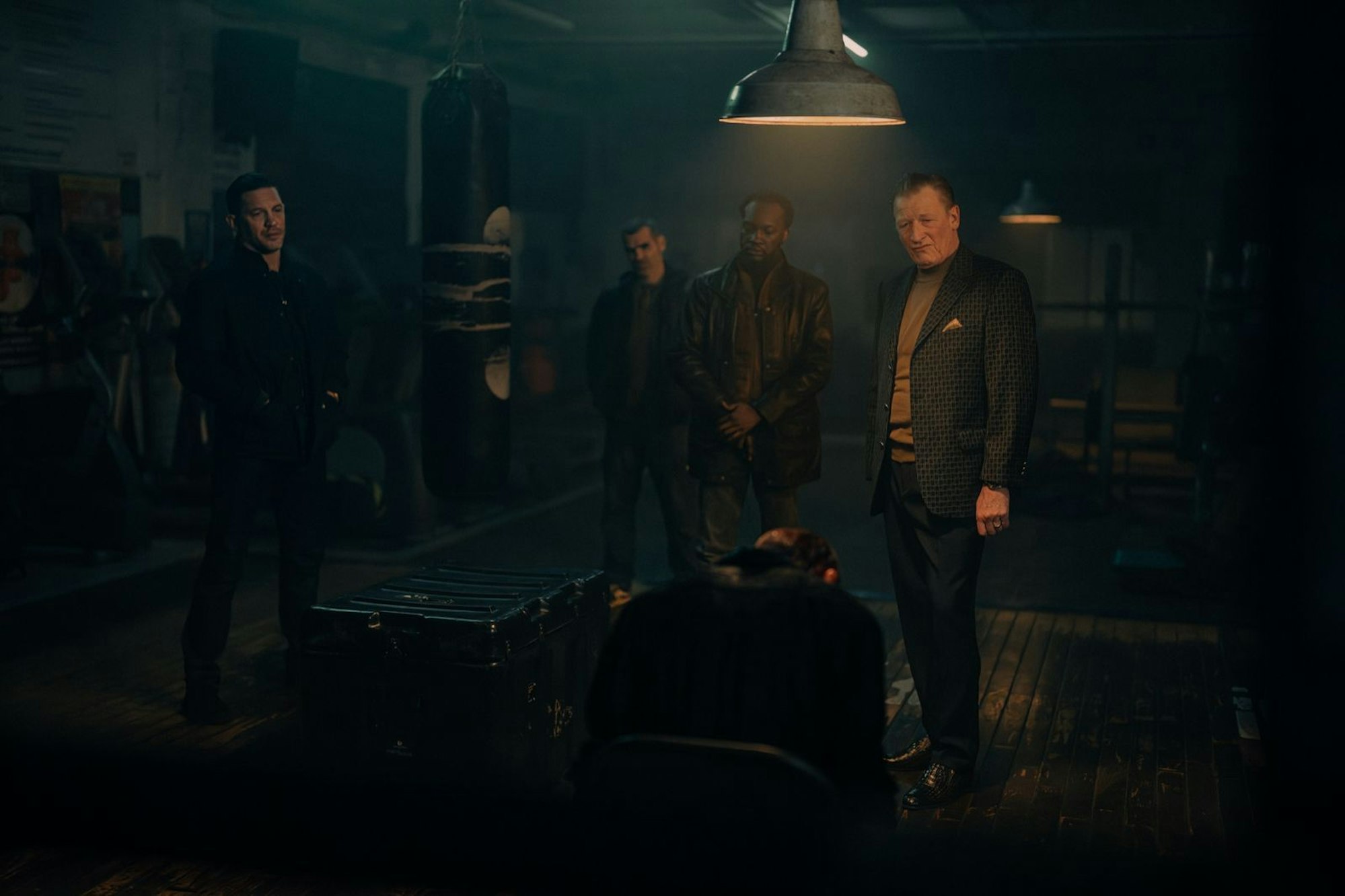 Richie (Geoff Bell, rechts) ist der Erzfeind der Carrigans und benimmt sich auch so. (Bild: ©2025 Viacom International Inc. / Paramount + / Luke Varley)