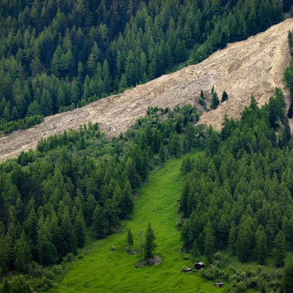 Mehrere Lawinen mit Gletscher-, Schnee- und Nebeltrümmern gingen vom Birchgletscher im Lötschental ab.