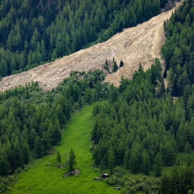 Mehrere Lawinen mit Gletscher-, Schnee- und Nebeltrümmern gingen vom Birchgletscher im Lötschental ab.