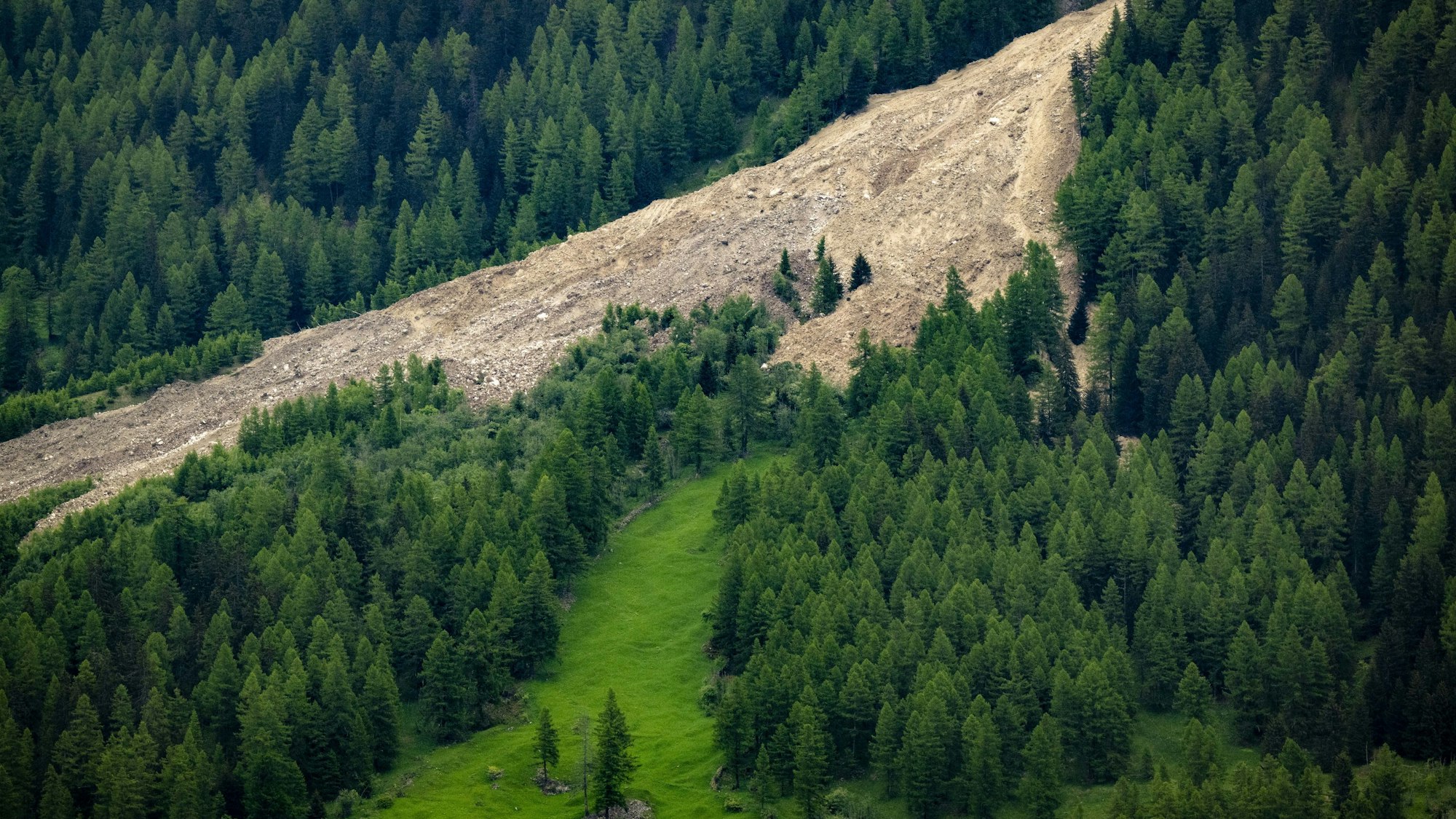 Mehrere Lawinen mit Gletscher-, Schnee- und Nebeltrümmern gingen vom Birchgletscher im Lötschental ab.