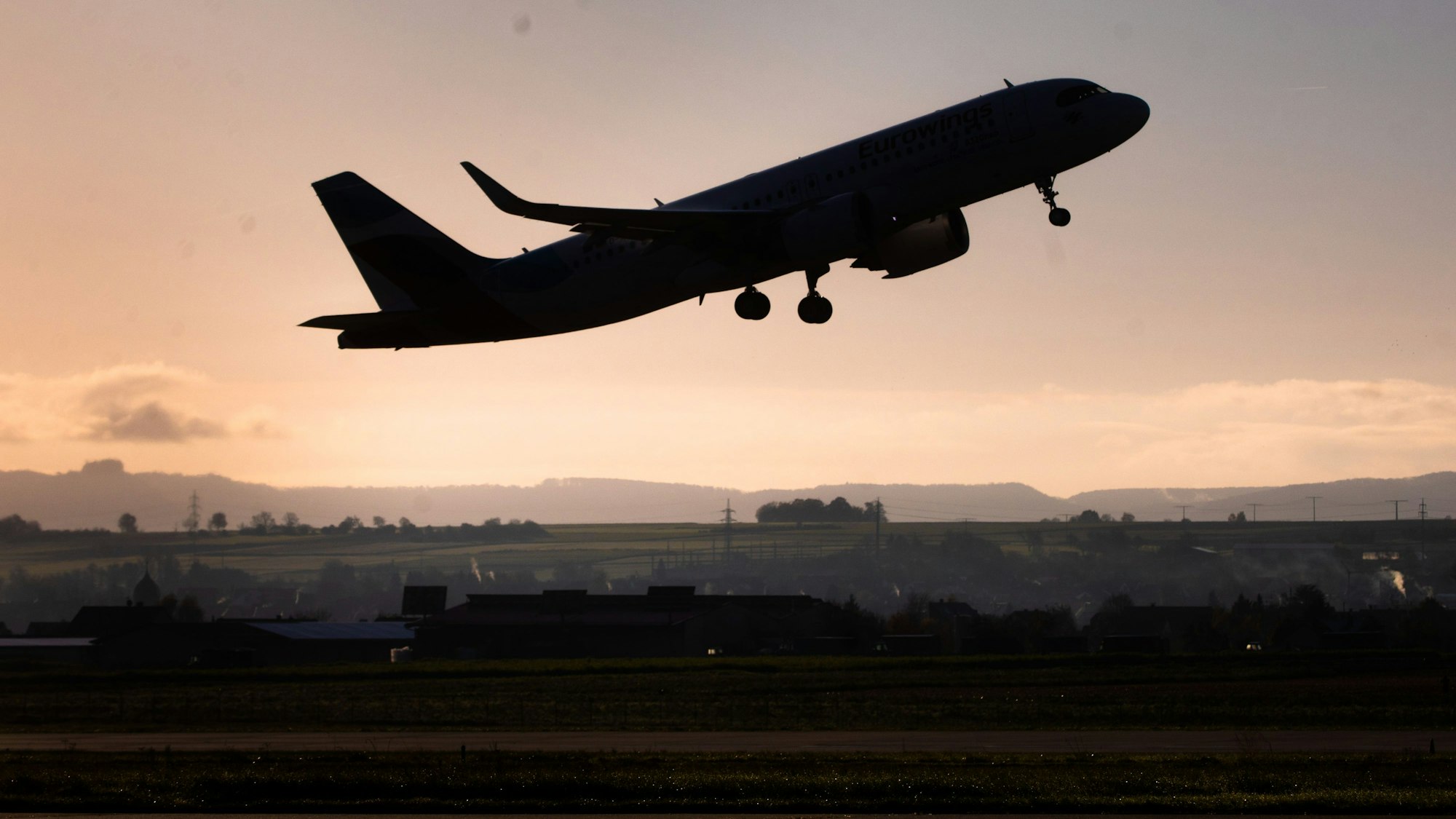 Ein Flugzeug des Typs Airbus A320 Neo der Fluggesellschaft Eurowings startet am frühen Morgen vom Flughafen in Stuttgart. In zwei Maschinen will das Unternehmen breitere Luxus-Sitze erproben.