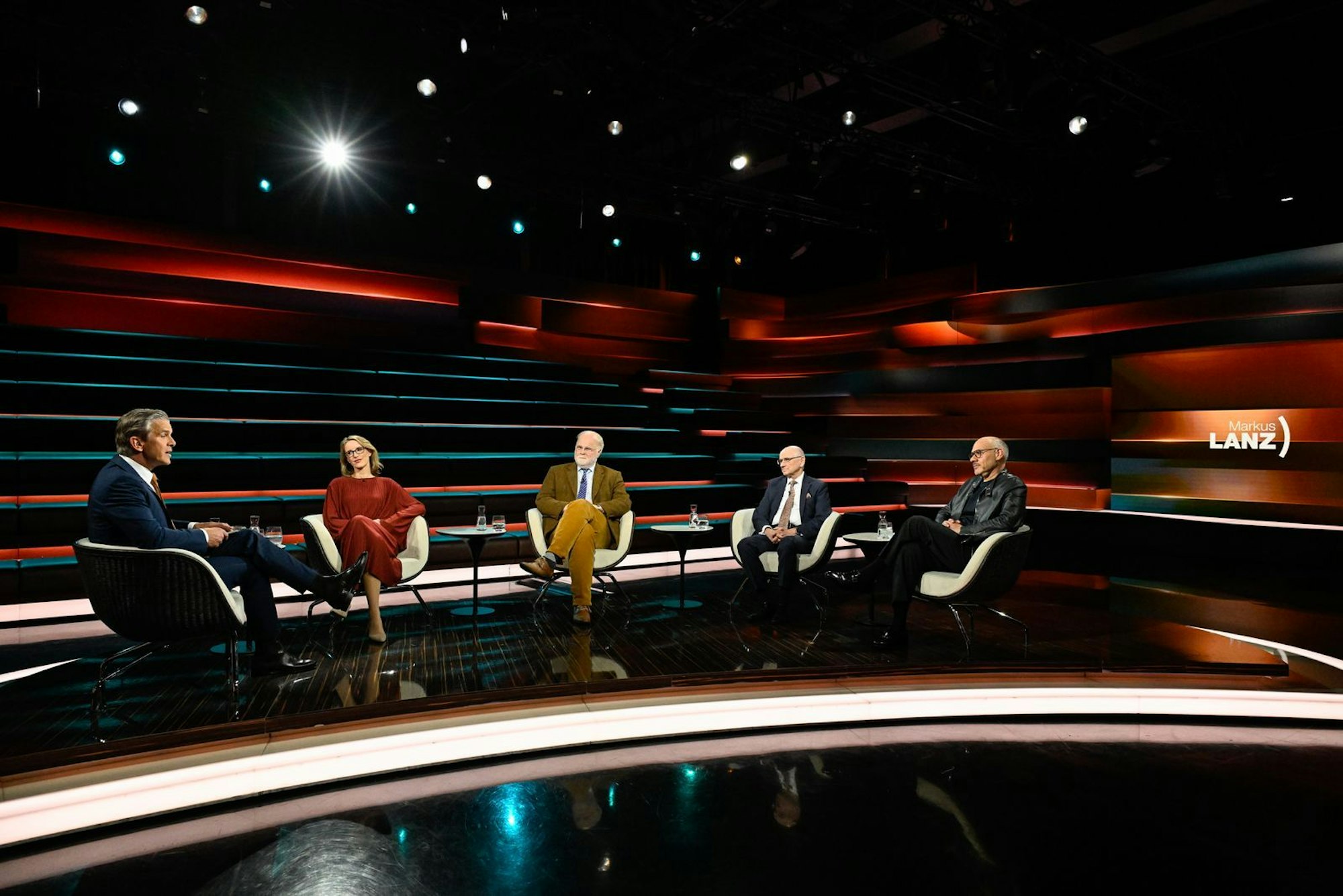 Führten eine lebhafte Debatte über Medizinethik und KI, von links: Markus Lanz, Alena Buyx, Manfred Lütz, Eugen Brysch und Andre Nemat. (Bild: ZDF / Markus Hertrich)