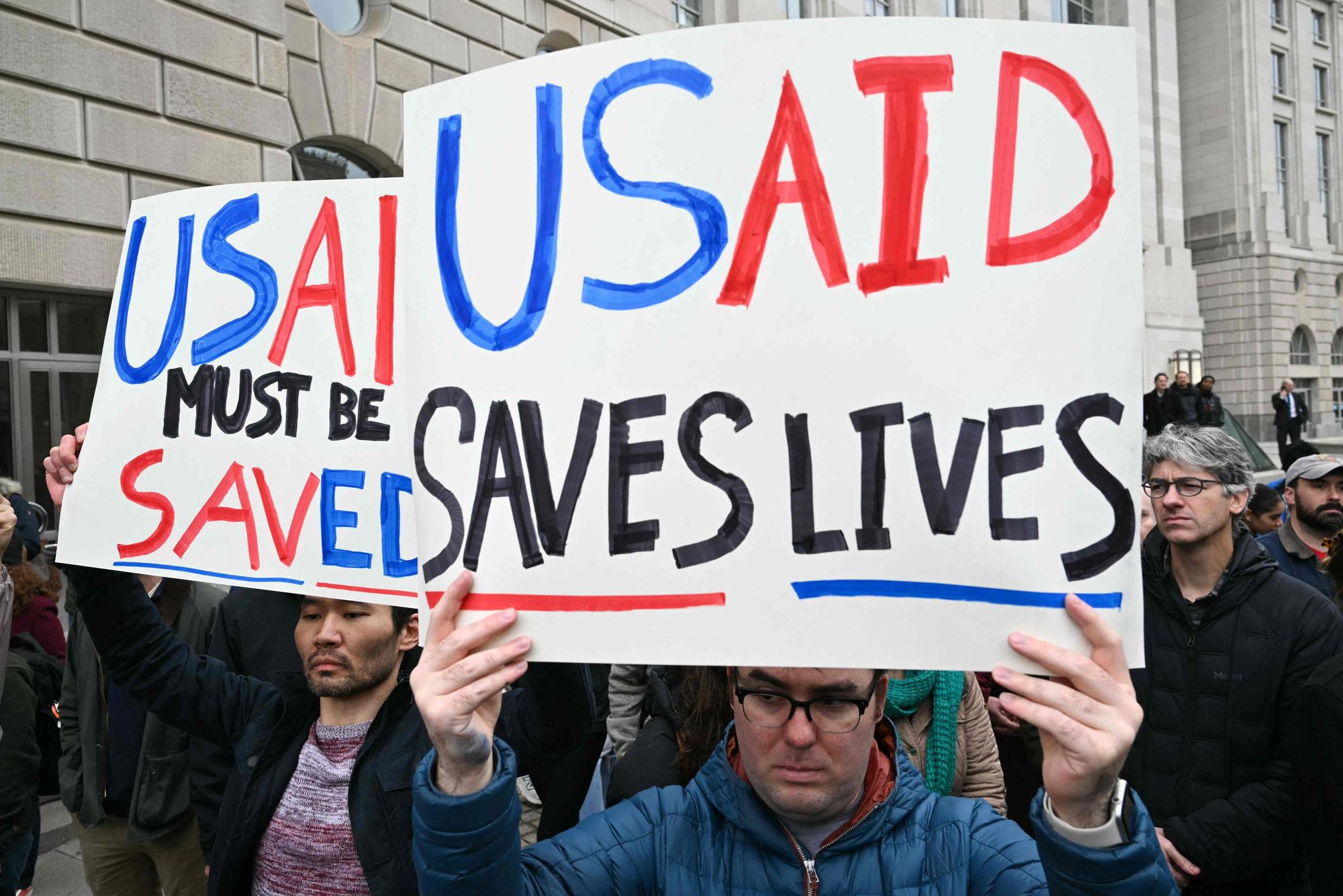 Menschen protestieren im Februar 2025 gegen die Schließung der USAID Behörde vor deren Hauptsitz in Washington D.C., USA.