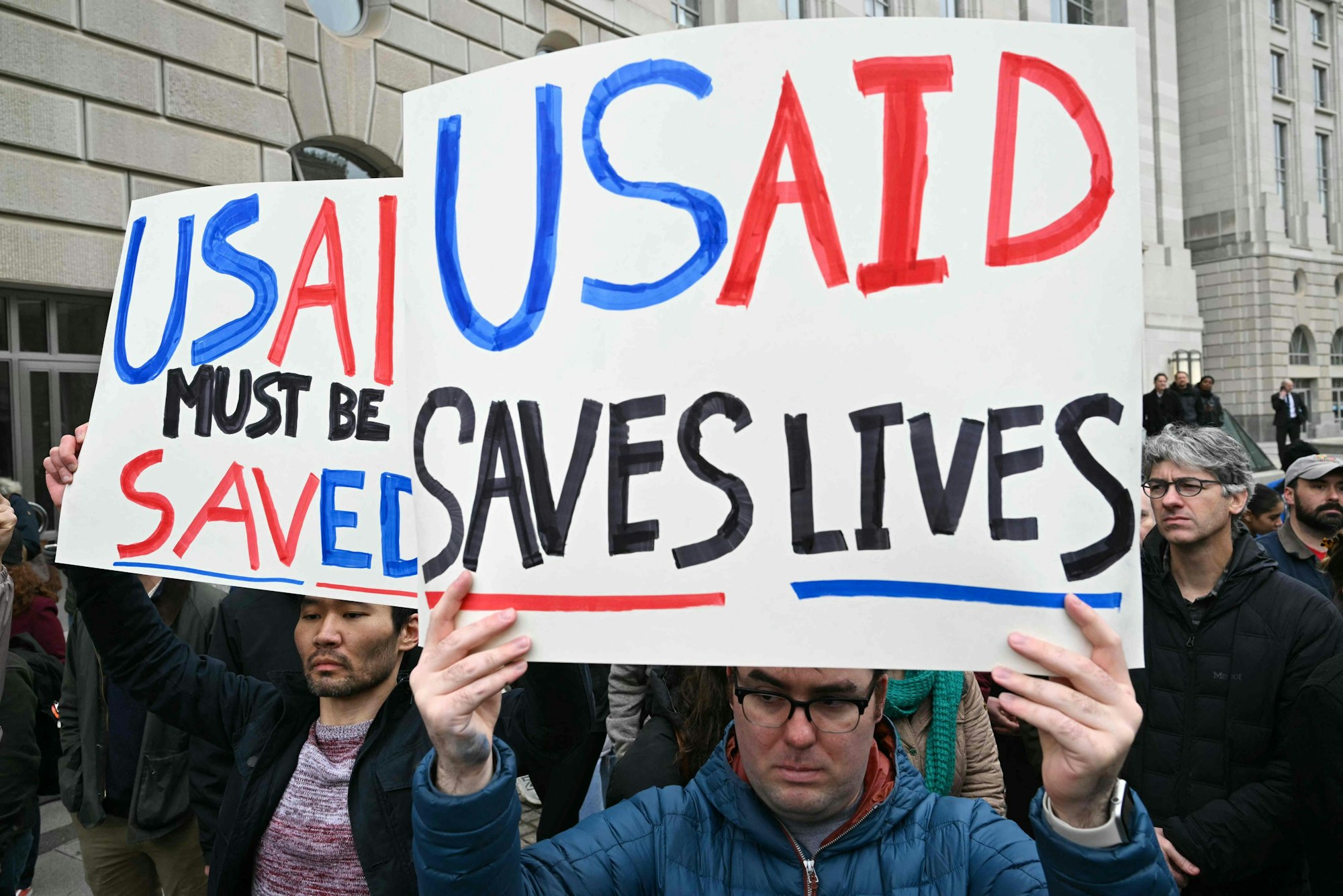 Menschen protestieren im Februar 2025 gegen die Schließung der USAID Behörde vor deren Hauptsitz in Washington D.C., USA.