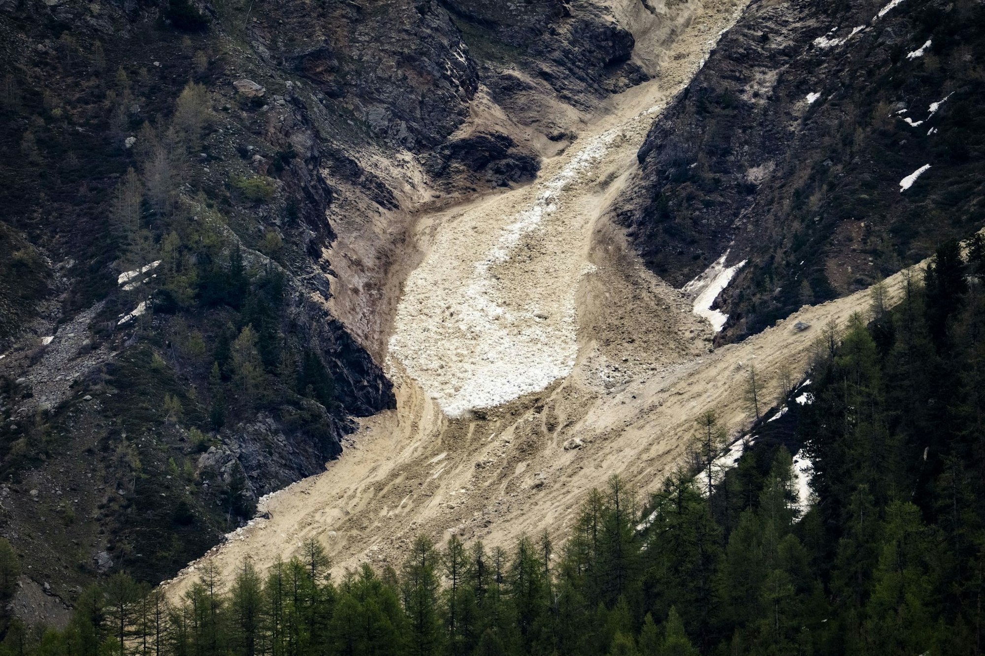 Unter dem Druck von abbröckelnden Gesteinsmassen ist der Gletscher abgebrochen.