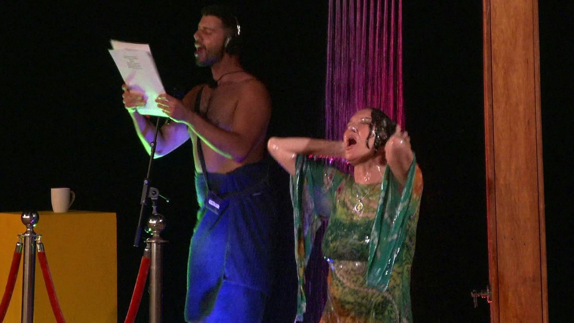 Schauertime zur Showertime: Die Kandidaten mussten singen - nur so konnten die anderen duschen. Klang mitunter schauerlich, machte aber nass und sauber. (Bild: RTLZWEI)