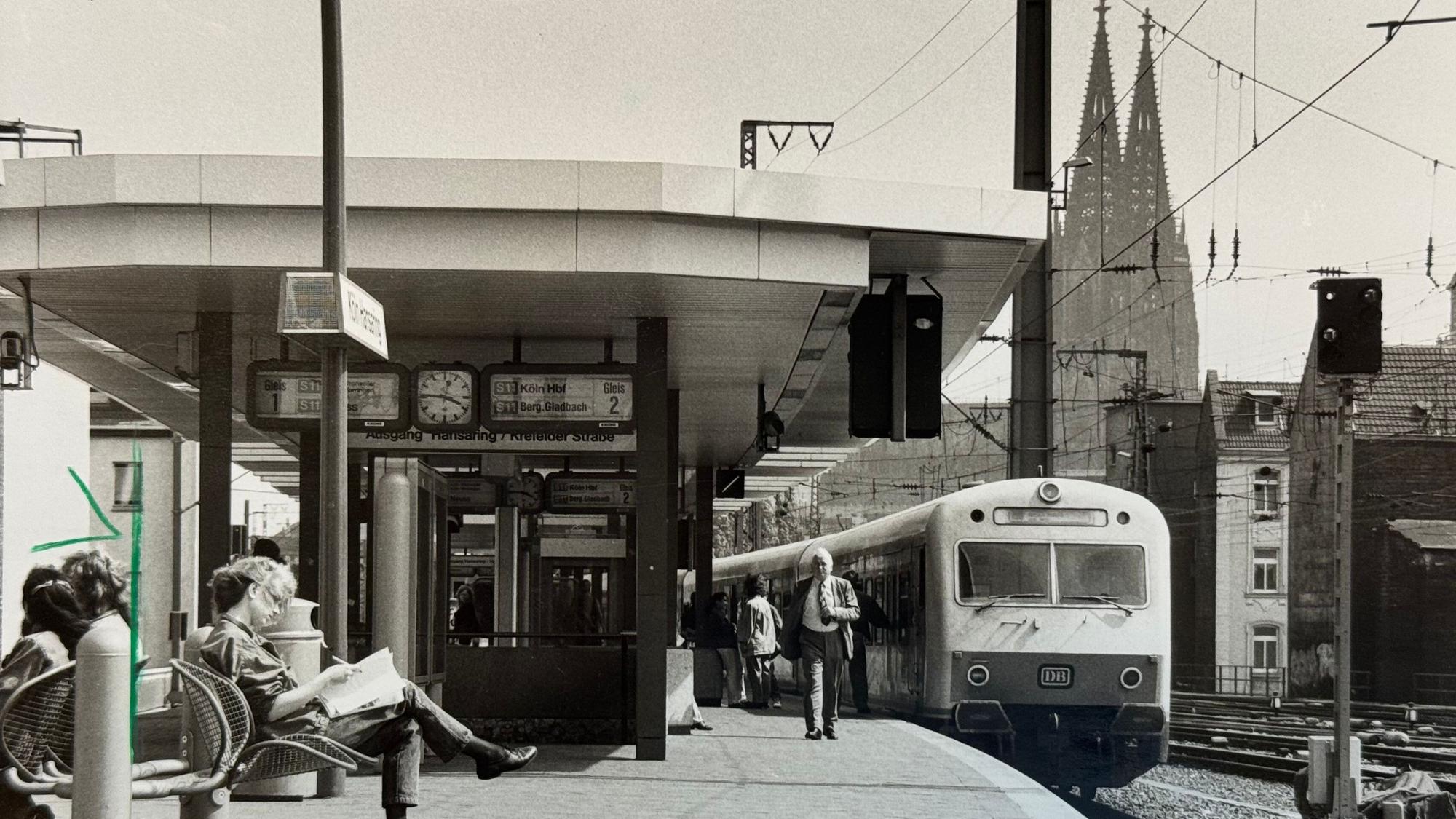 22.05.1991, Köln: Die S-Bahn-Station Köln Hansaring mit dem Kölner Dom im Hintergrund während gerade ein S-Bahn-Zugder Linie S11 am Gleis hält. Foto: Stefan Worring