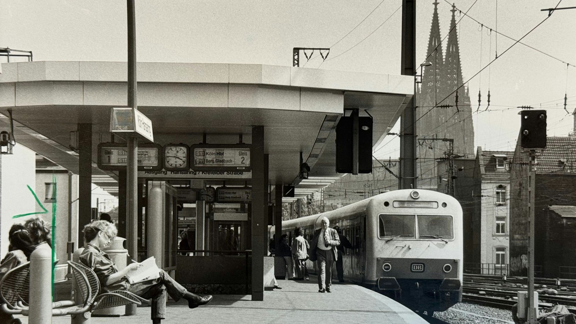 22.05.1991, Köln: Die S-Bahn-Station Köln Hansaring mit dem Kölner Dom im Hintergrund während gerade ein S-Bahn-Zugder Linie S11 am Gleis hält. Foto: Stefan Worring