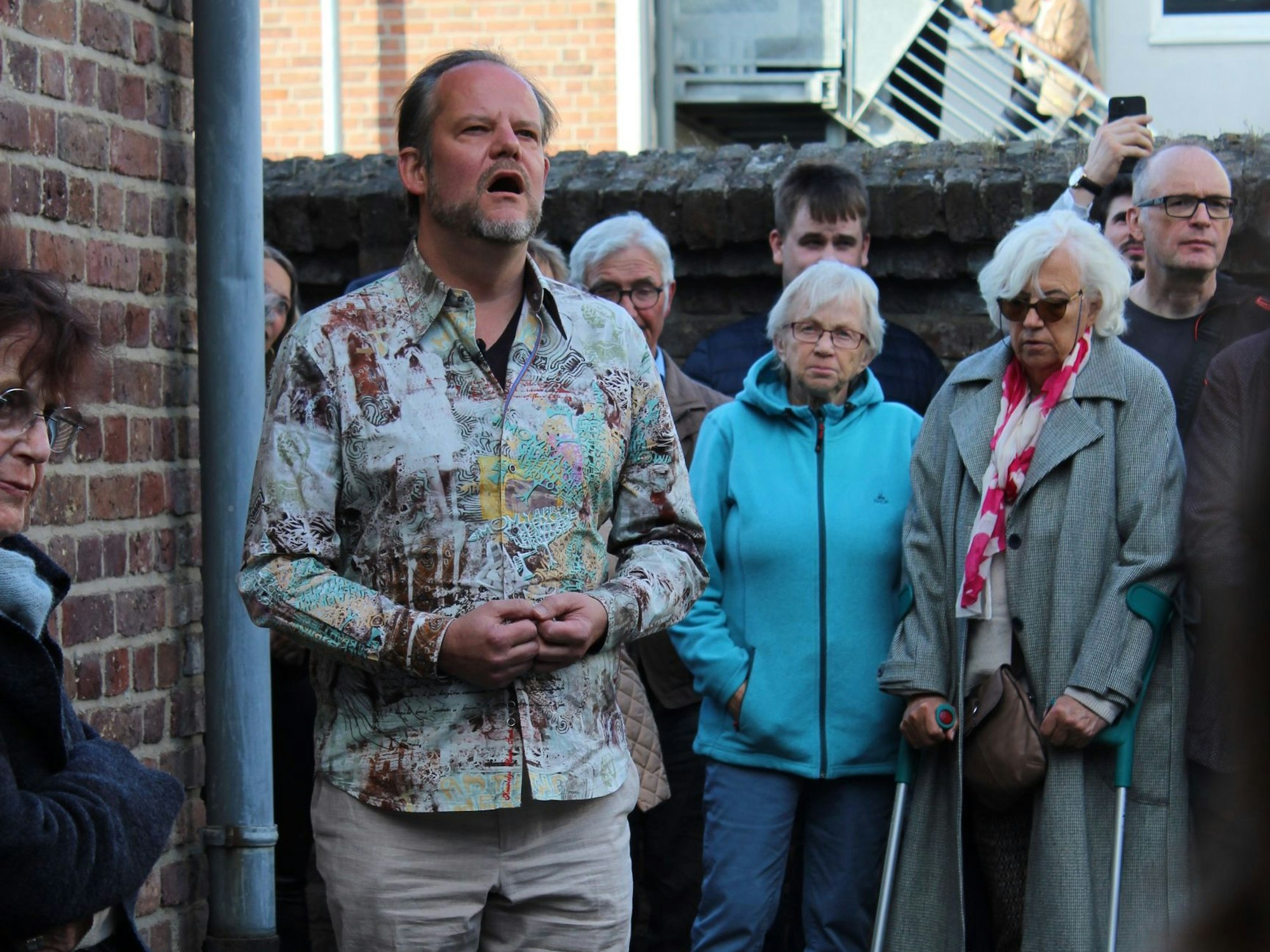 Ein Mann singt vor der Synagoge in Stommeln.