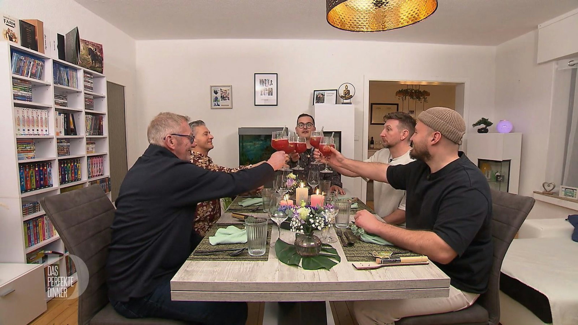 Heute wird erst mal mit einem alkoholfreien Getränk angestoßen, von links: Uli, Francesco, Flo, Mike und Paul.
(Bild: RTL)