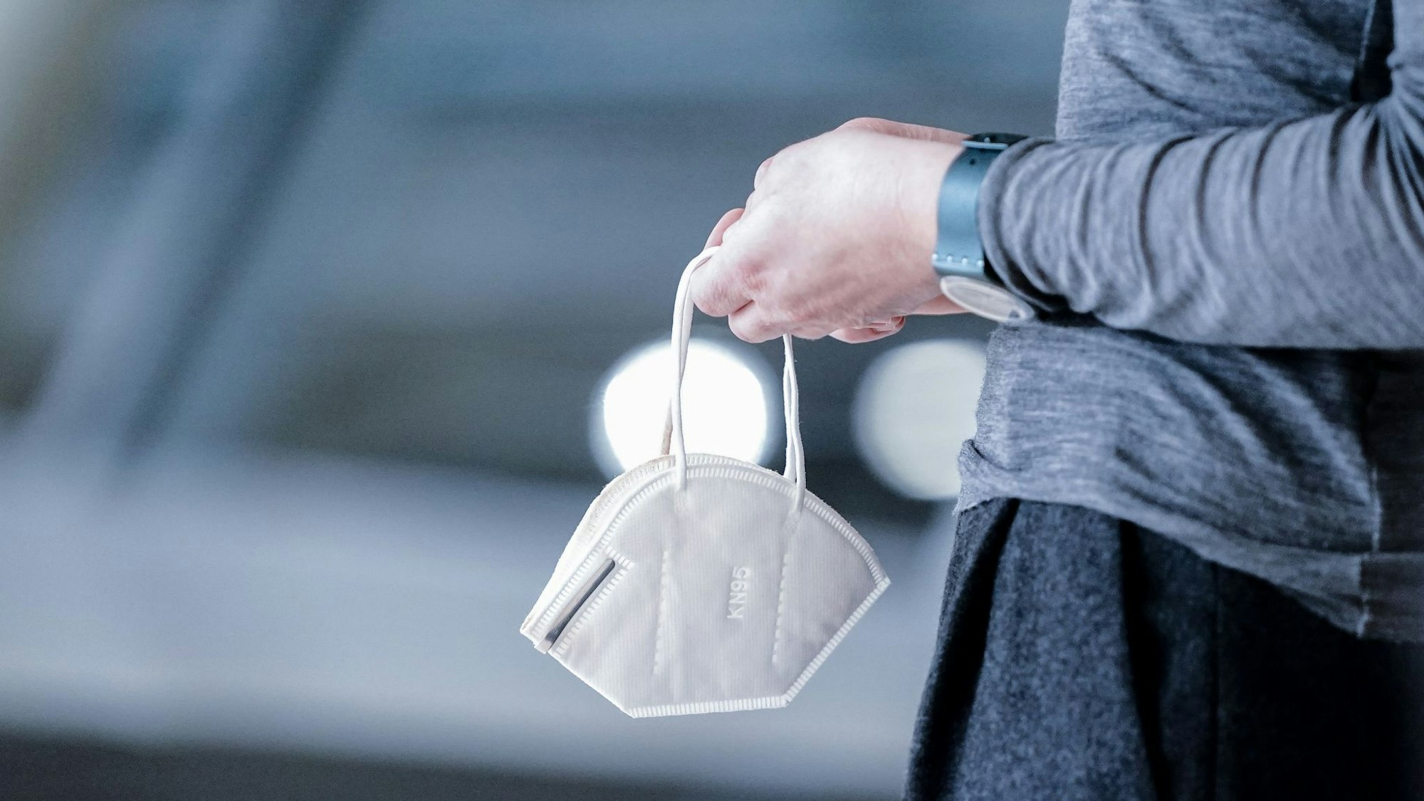 Eigentlich fühlt man sich krank - aber traut sich doch nicht, zu Hause zu bleiben: Oft meldet sich das schlechte Gewissen gegenüber den Kolleginnen und Kollegen, die sonst die Arbeit auffangen müssen.