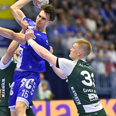 VfL-Spieler Miro Schluroff beim Wurf auf das Tor.