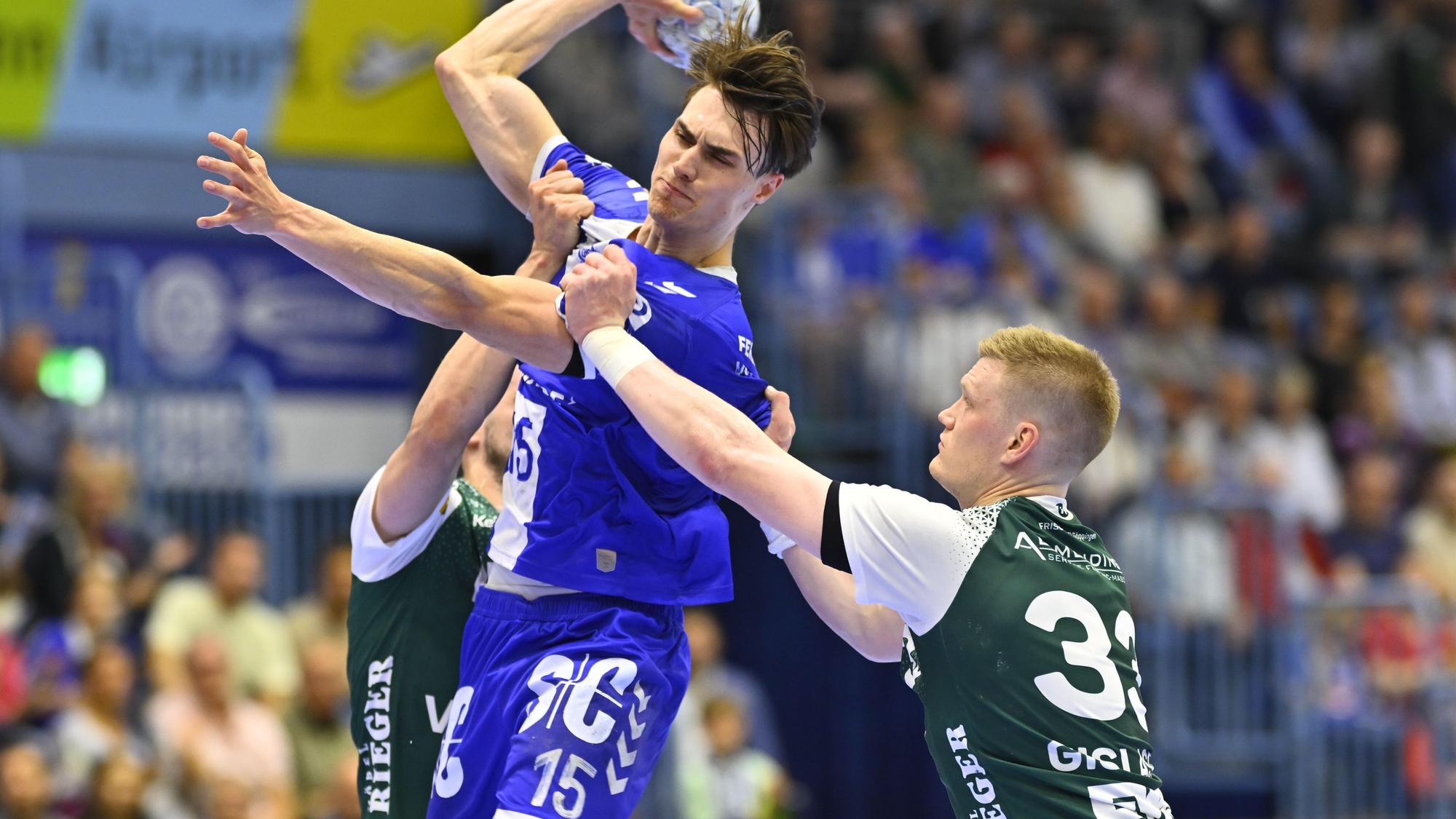 VfL-Spieler Miro Schluroff beim Wurf auf das Tor.