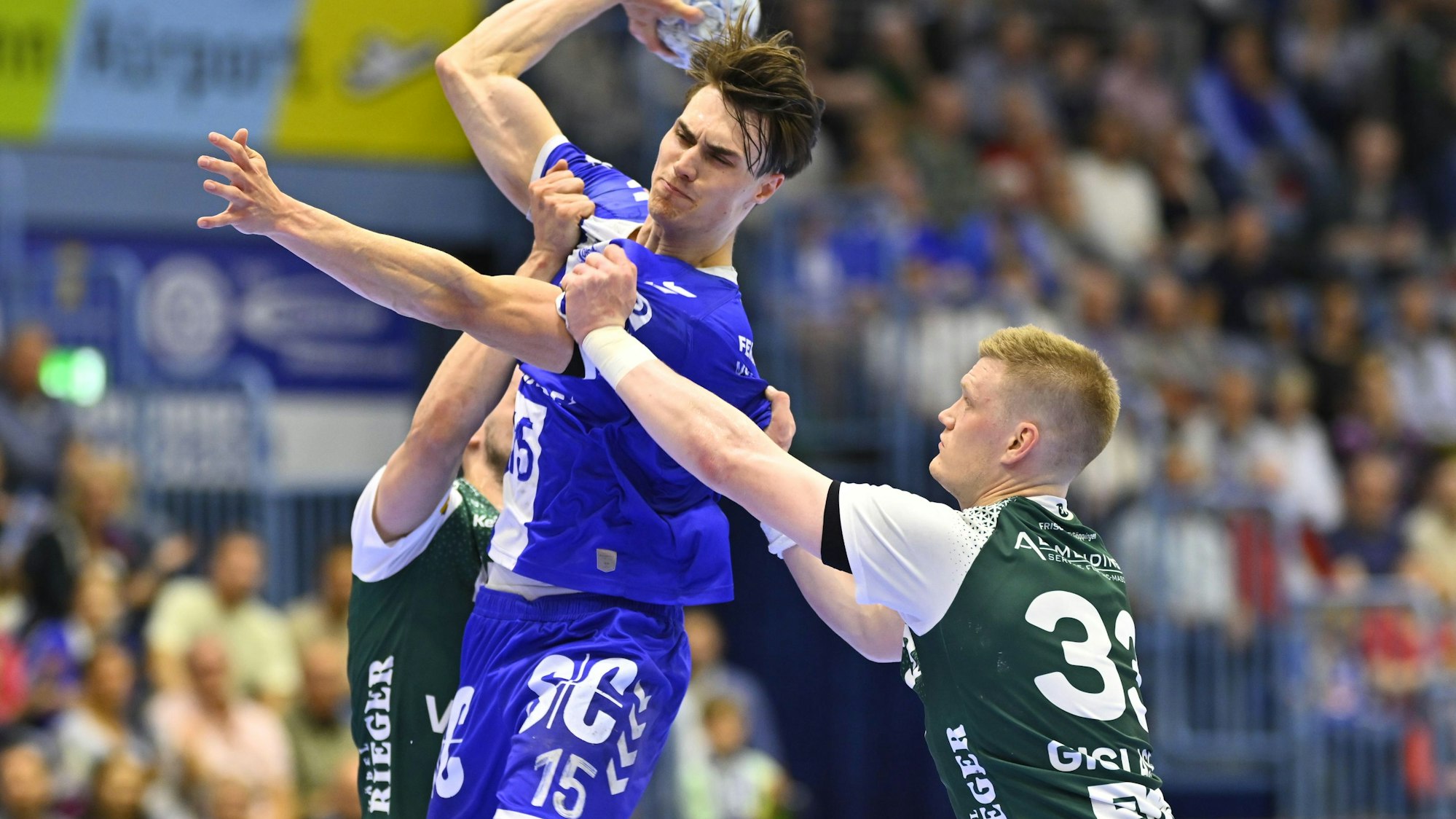 VfL-Spieler Miro Schluroff beim Wurf auf das Tor.