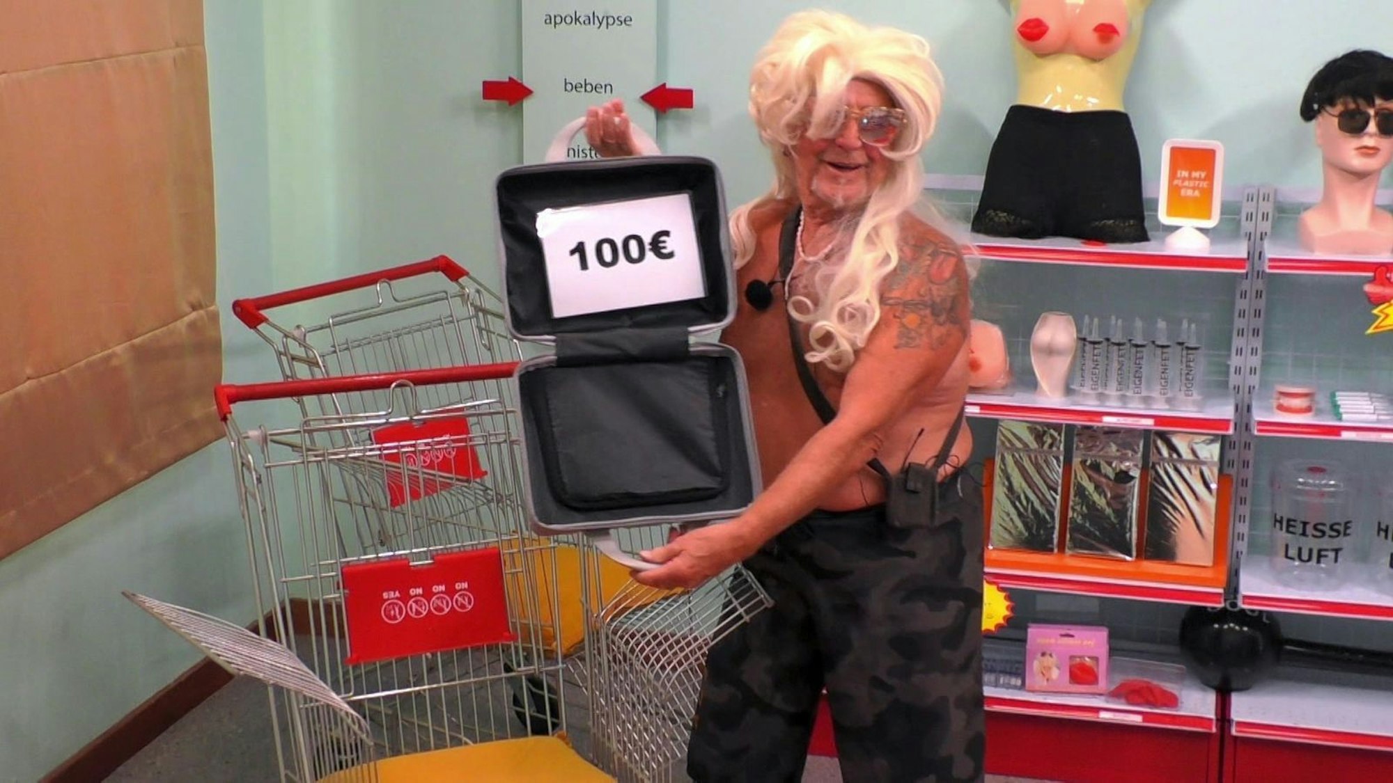 Unmoralisches Angebot: Den Spielern werden Koffer mit Geld geboten. Martin Semmelrogge lehnt 100 Euro dankend ab: „Ich bin kein Kameradenschwein.“ (Bild: RTLZWEI)