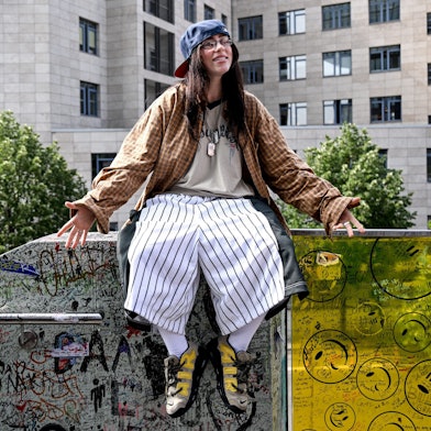 ARCHIV - 07.06.2024, Berlin: Die US-amerikanische Sängerin Billie Eilish sitzt auf einem Mauervorsprung eines Treppengeländers das als die «Billie Eilish-Wand» bekannt ist. (zu dpa: «Comeback der weißen Socken») Foto: Britta Pedersen/dpa +++ dpa-Bildfunk +++