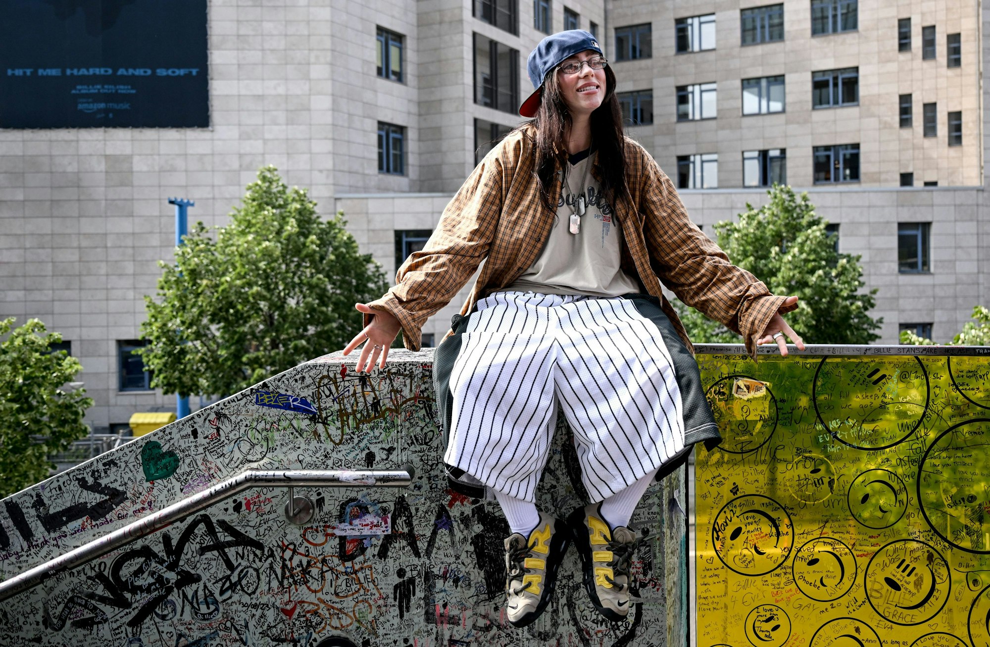 ARCHIV - 07.06.2024, Berlin: Die US-amerikanische Sängerin Billie Eilish sitzt auf einem Mauervorsprung eines Treppengeländers das als die «Billie Eilish-Wand» bekannt ist. (zu dpa: «Comeback der weißen Socken») Foto: Britta Pedersen/dpa +++ dpa-Bildfunk +++