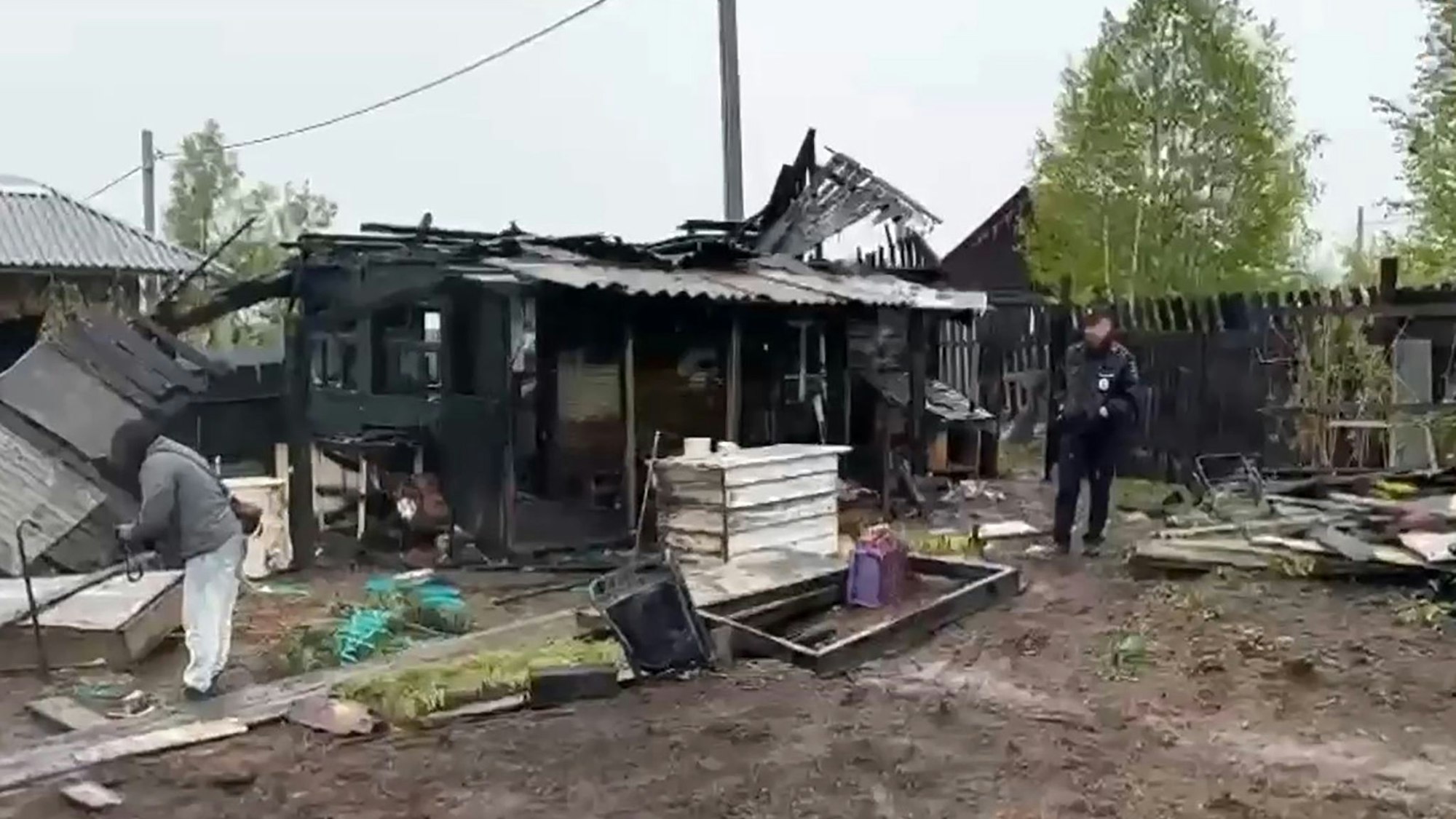 Ein Beamter des russischen Ermittlungskomitees dokumentiert den Schauplatz eines Massenmordes an Teenagern in der Stadt Baikalsk. Bei einem Messerangriff während einer Geburtstagsfeier wurden vier Jugendliche getötet und vier weitere verletzt. Der mutmaßliche Angreifer starb im Feuer.