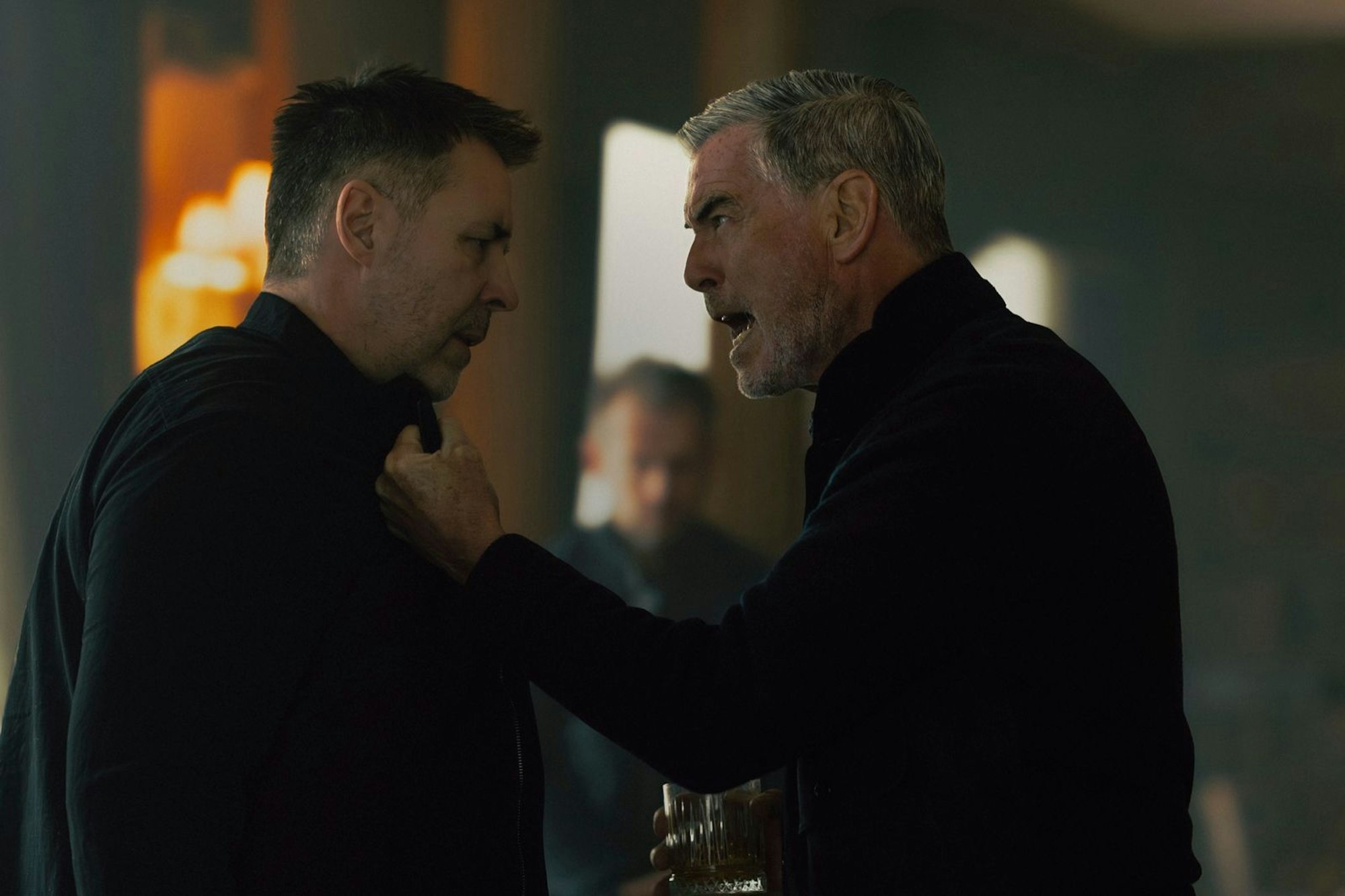 Wenn der Vater mit dem Sohne: Conrad Harrigan (Pierce Brosnan, rechts) ist mit Kevins (Paddy Considine) Verhalten nicht immer einverstanden. (Bild: ©2025 Viacom International Inc. / Paramount + / Luke Varley)