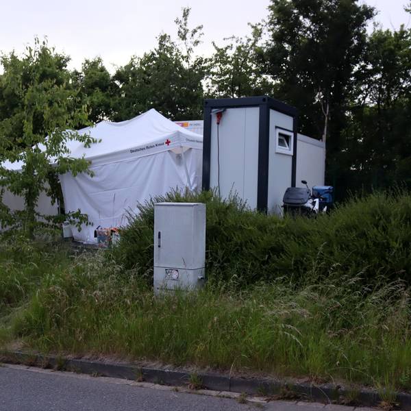 Vor den Wohncontainern der Stadt haben die Ermittler der Bonner Polizei ein weißes Zelt aufgebaut, um Spuren zu sichern.