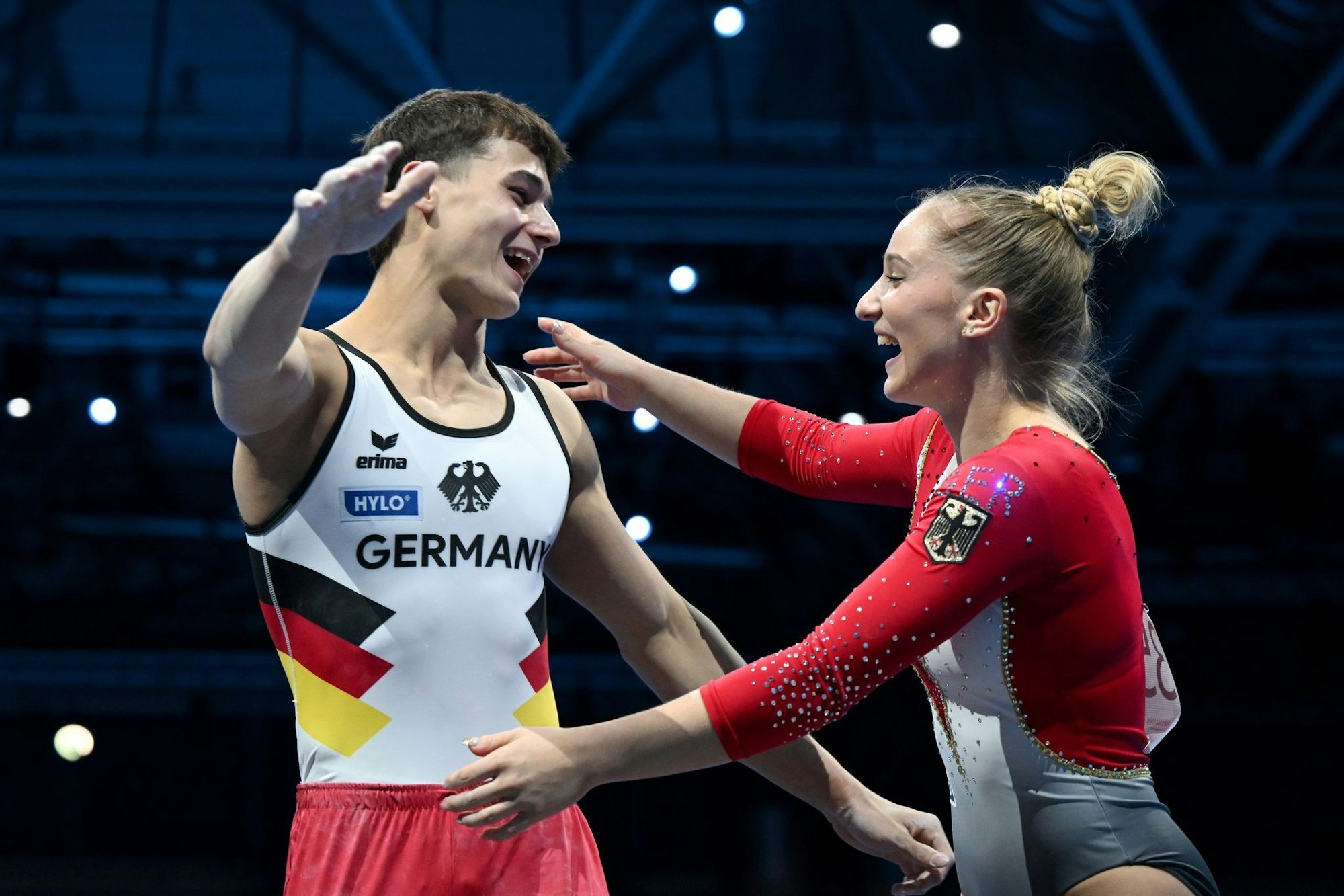 Timo Eder und Karina Schönmaier umarmen sich glücklich.