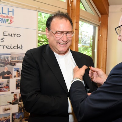 Oberbergs Landrat Jochen Hagt (rechts) übergibt den Verdienstorden der Bundesrepublik Deutschland an den Bergneustädter Michael Enders.