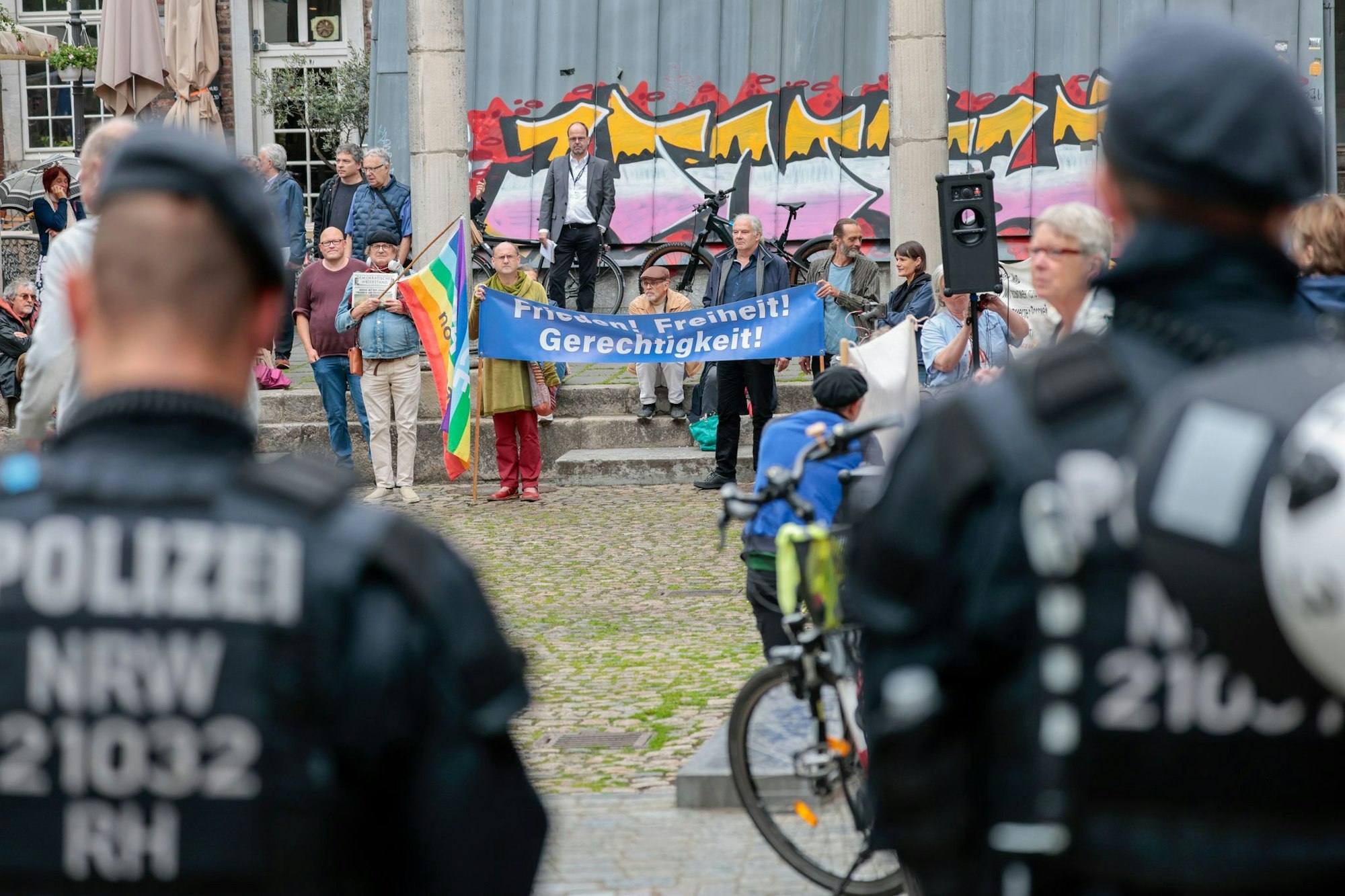 Während des Festakts im Aachener Rathaus nahmen draußen Menschen an einer Kundgebung des «Aachener Bündnis Diplomatie statt Waffen» teil.