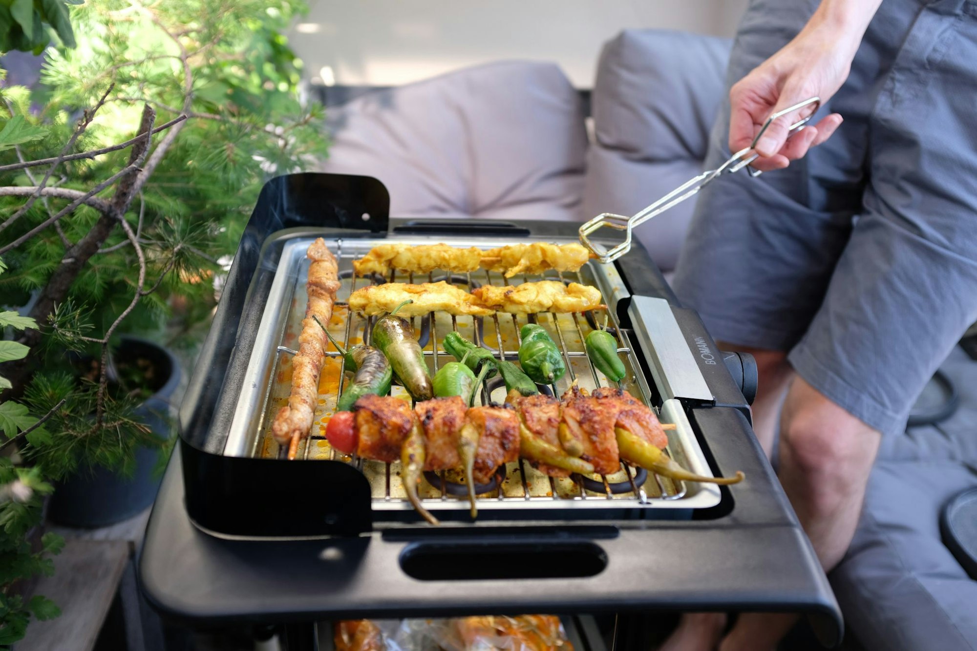 Nachhaltiger grillen geht auch elektrisch: Elektrogrills verursachen deutlich weniger Emissionen – besonders bei Nutzung von Ökostrom.