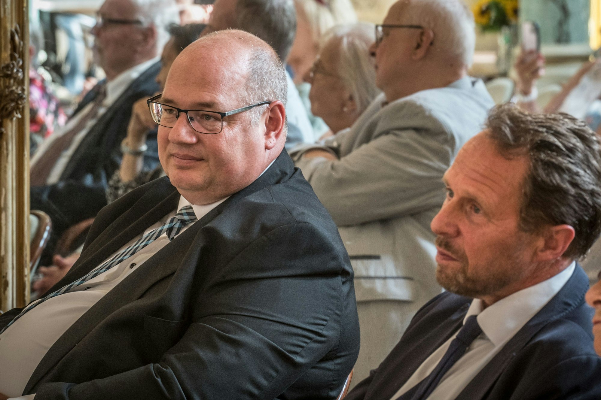 Stefan Hebbel,(l.), Uwe Richrath, Spielgelsaal, Anlass: Irmgard von Styp-Rekowski erhält das Bundesverdienstkreuz Bild: Ralf Krieger