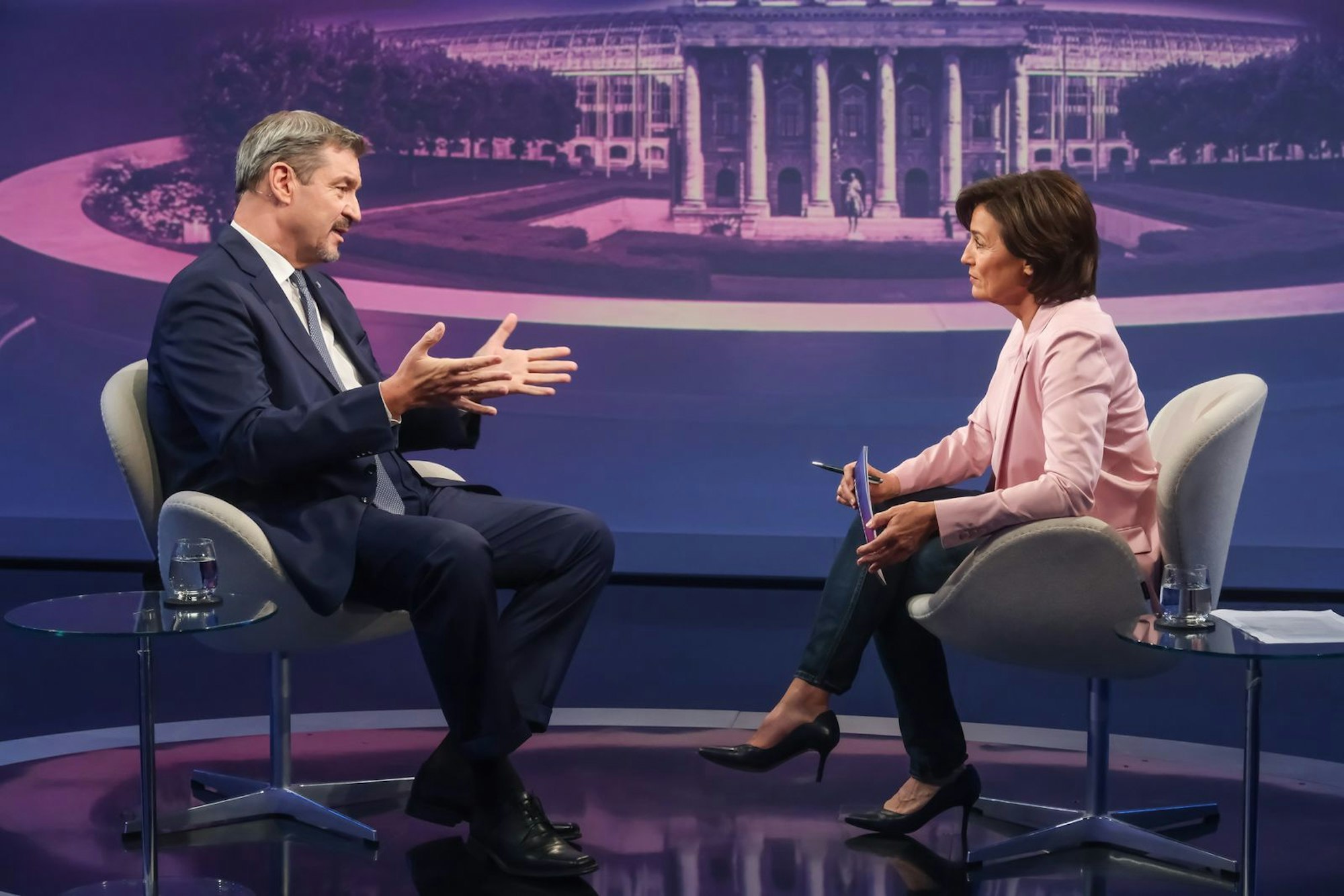 Markus Söder sprach sich für weitere Grenzkontrollen aus. (Bild: WDR/Oliver Ziebe)