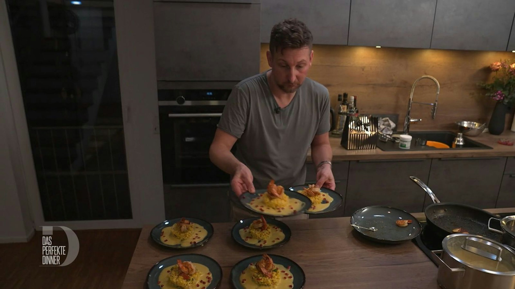 Das Tatar steht, der Schaum schäumt, die Garnele ist gebraten - jetzt muss die Vorspeise nur noch schmecken.
(Bild: RTL)