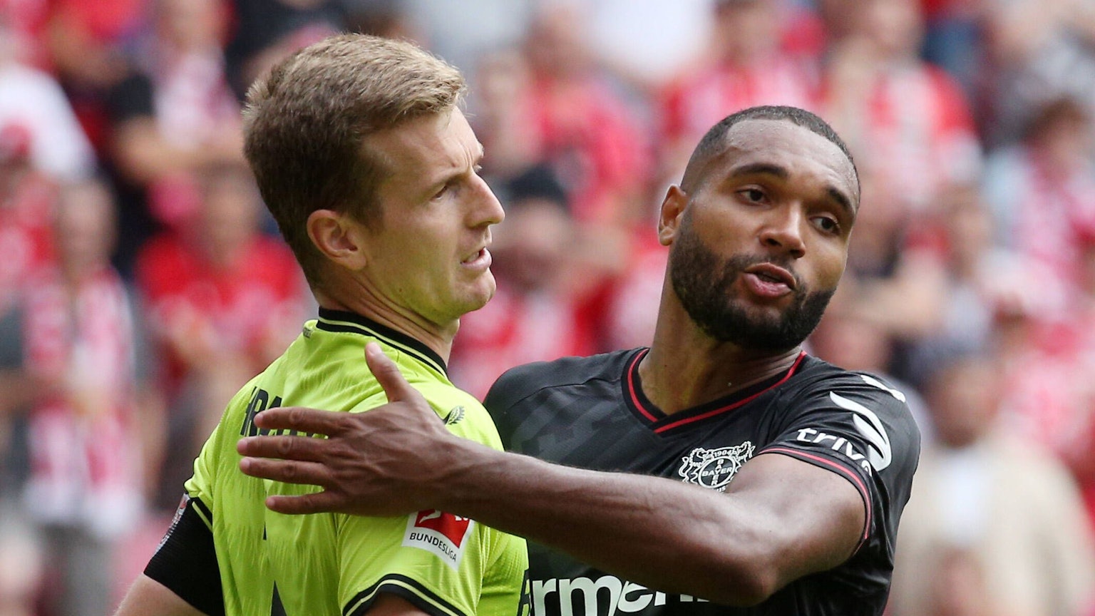 Lukas Hradecky 1, Torwart, Leverkusen, Jonathan Tah 4, Bayer Leverkusen, 27.08.2022, Fußball, 1. Bundesliga, 1. FSV Mainz 05 - Bayer 04 Leverkusen, 4. Spieltag, Saison 2022/23, MEWA Arena, Mainz, Deutschland, zmdz, ** DFB & DFL regulations prohibit any use of photographs as image sequences and/or quasi-video. ** 1. FSV Mainz 05 - Bayer 04 Leverkusen *** Lukas Hradecky 1, Goalkeeper, Leverkusen , Jonathan Tah 4, Bayer Leverkusen , 27 08 2022, Football, 1 Bundesliga, 1 FSV Mainz 05 Bayer 04 Leverkusen, Matchday 4, Season 2022 23, MEWA Arena, Mainz, Germany, zmdz, DFB DFL regulations prohibit any use of photographs as image sequences and or quasi video 1 FSV Mainz 05 Bayer 04 Leverkusen