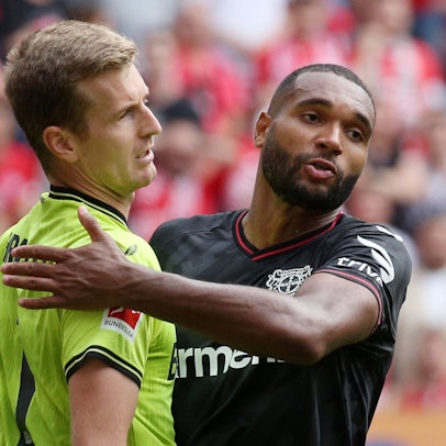 Lukas Hradecky 1, Torwart, Leverkusen, Jonathan Tah 4, Bayer Leverkusen, 27.08.2022, Fußball, 1. Bundesliga, 1. FSV Mainz 05 - Bayer 04 Leverkusen, 4. Spieltag, Saison 2022/23, MEWA Arena, Mainz, Deutschland, zmdz, ** DFB & DFL regulations prohibit any use of photographs as image sequences and/or quasi-video. ** 1. FSV Mainz 05 - Bayer 04 Leverkusen *** Lukas Hradecky 1, Goalkeeper, Leverkusen , Jonathan Tah 4, Bayer Leverkusen , 27 08 2022, Football, 1 Bundesliga, 1 FSV Mainz 05 Bayer 04 Leverkusen, Matchday 4, Season 2022 23, MEWA Arena, Mainz, Germany, zmdz, DFB DFL regulations prohibit any use of photographs as image sequences and or quasi video 1 FSV Mainz 05 Bayer 04 Leverkusen