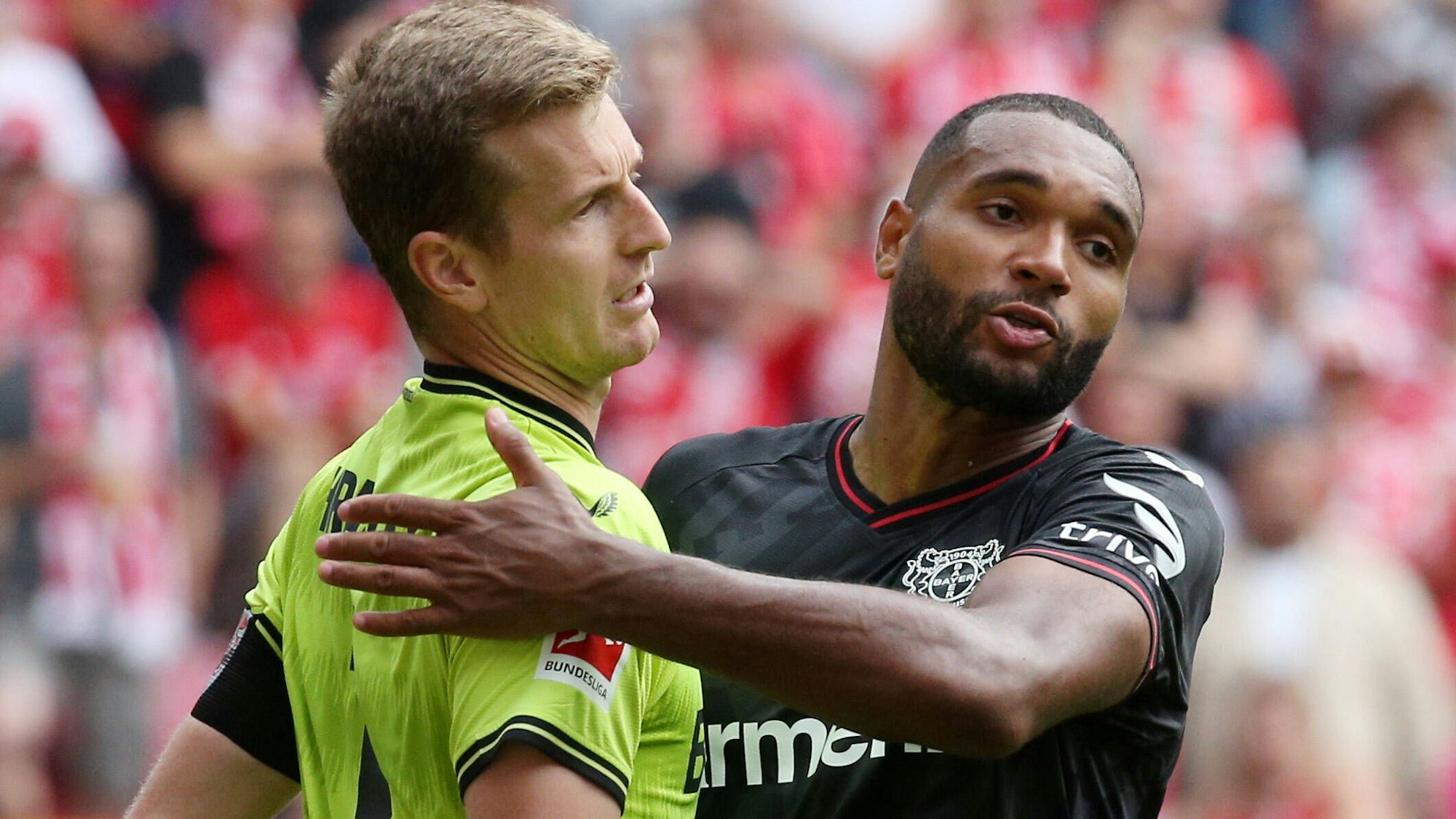 Lukas Hradecky 1, Torwart, Leverkusen, Jonathan Tah 4, Bayer Leverkusen, 27.08.2022, Fußball, 1. Bundesliga, 1. FSV Mainz 05 - Bayer 04 Leverkusen, 4. Spieltag, Saison 2022/23, MEWA Arena, Mainz, Deutschland, zmdz, ** DFB & DFL regulations prohibit any use of photographs as image sequences and/or quasi-video. ** 1. FSV Mainz 05 - Bayer 04 Leverkusen *** Lukas Hradecky 1, Goalkeeper, Leverkusen , Jonathan Tah 4, Bayer Leverkusen , 27 08 2022, Football, 1 Bundesliga, 1 FSV Mainz 05 Bayer 04 Leverkusen, Matchday 4, Season 2022 23, MEWA Arena, Mainz, Germany, zmdz, DFB DFL regulations prohibit any use of photographs as image sequences and or quasi video 1 FSV Mainz 05 Bayer 04 Leverkusen
