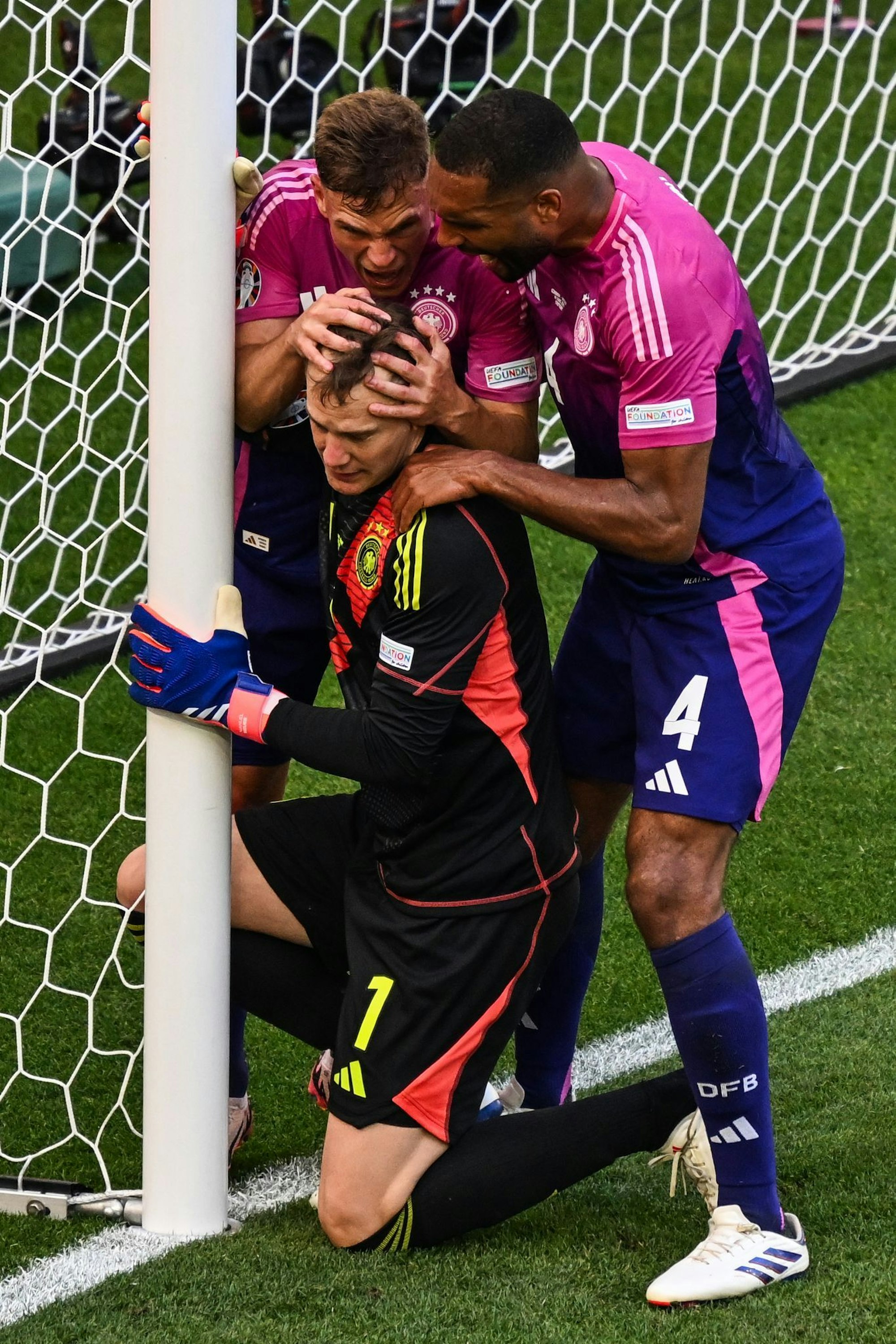 Nun vereint in München: Jonathan Tah (r), Joshua Kimmich (l) und Torwart Manuel Neuer, hier im Nationaltrikot bei der Heim-EM 2024.
