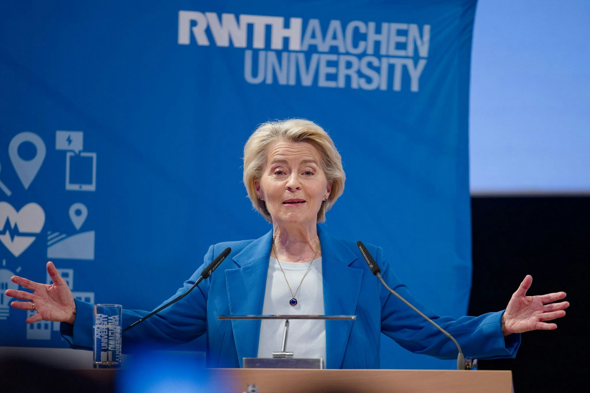 Die künftige Karlspreisträgerin Ursula von der Leyen besucht die Rheinisch-Westfälische Technische Hochschule Aachen und spricht vor Studierenden. Die EU-Kommissionspräsidentin erhält am Donnerstag in Aachen den Internationalen Karlspreis.