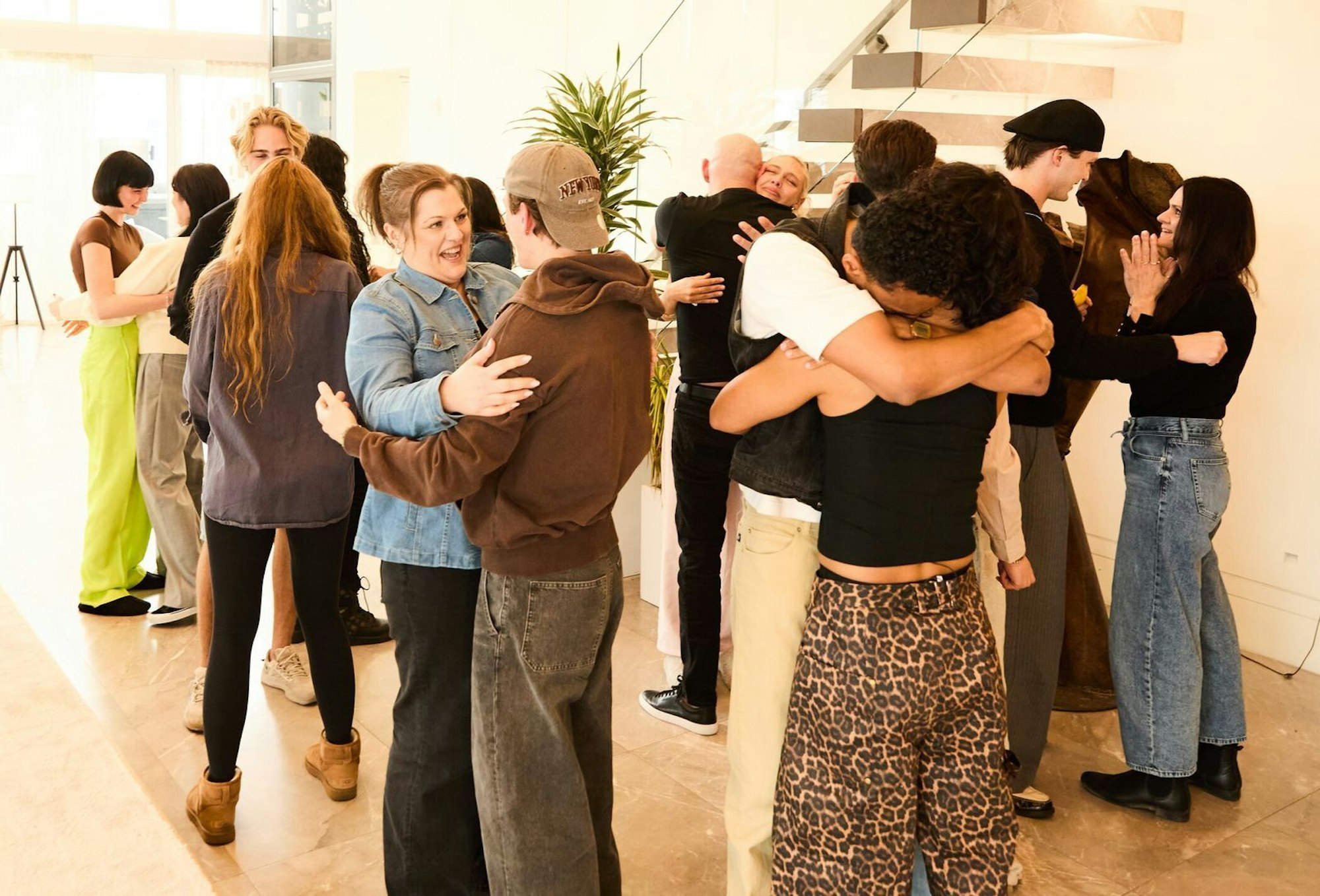 Die Top-10-Kandidaten freuten sich riesig, Freunde und Familie in die Arme schließen zu können. (Bild: ProSieben / Max Montgomery)