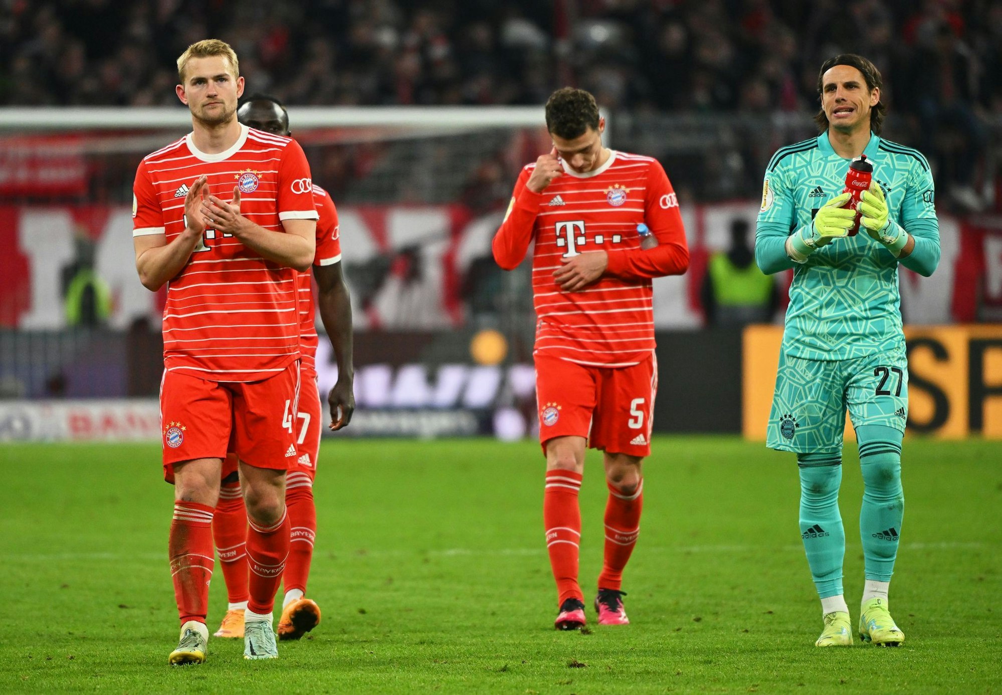 Benjamin Pavard (m) und Yann Sommer (r) kehren in die Münchner Arena zurück.