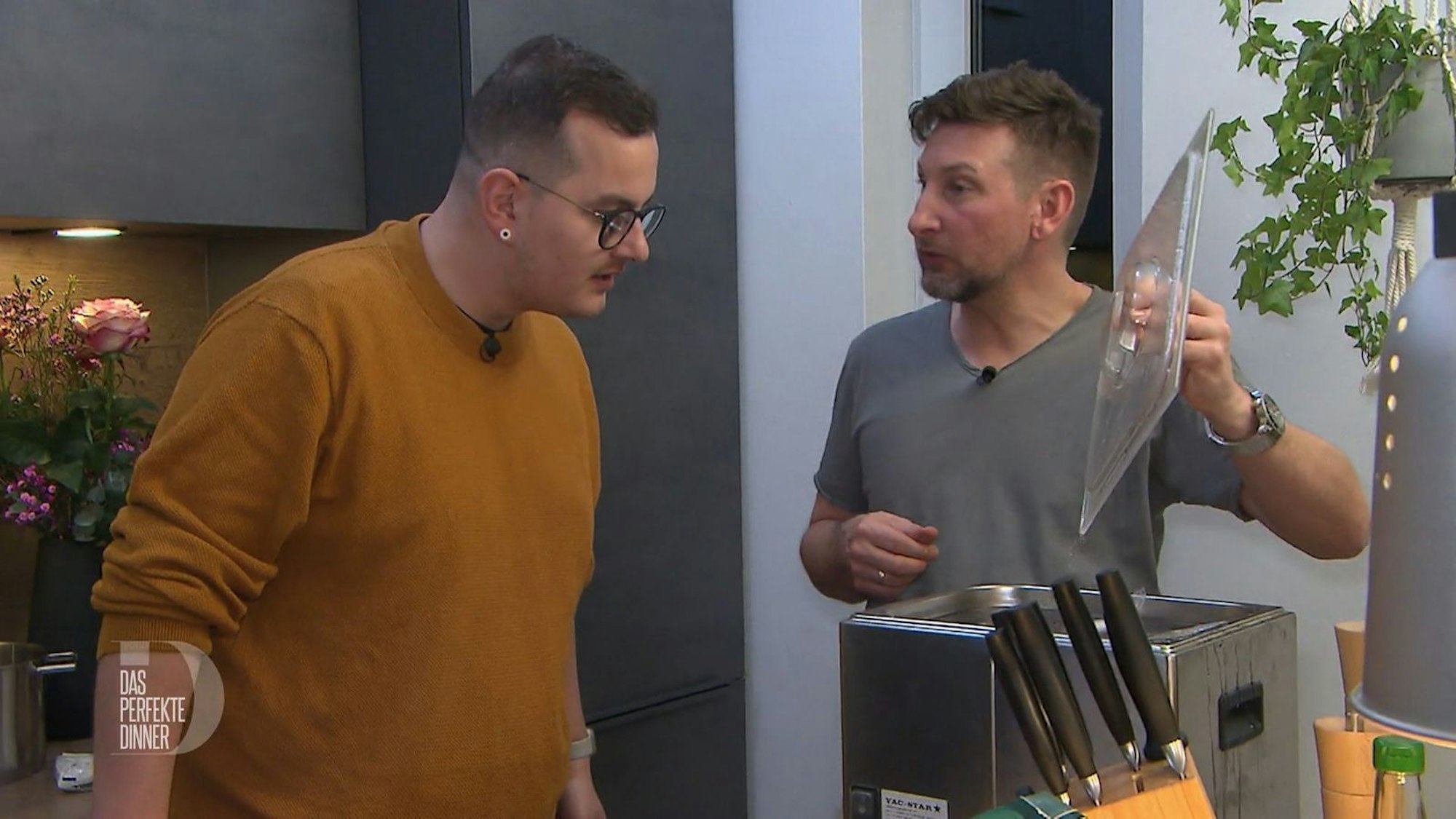 Flo geht dem Geheimnis des Sous-vide-Garens auf den Grund und lässt sich von Mike alles genau erklären.
(Bild: RTL)