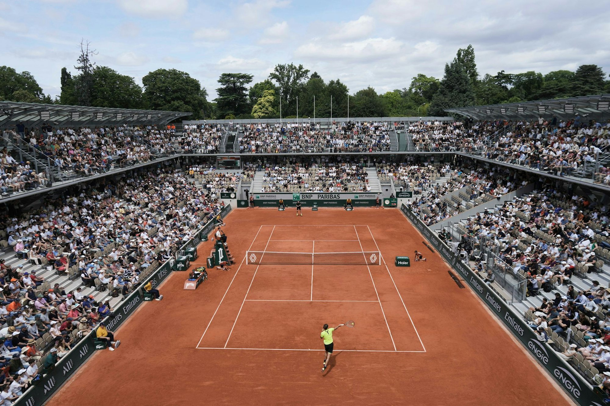 In einem der schönsten Stadien zog Alexander Zverev in Runde drei ein.