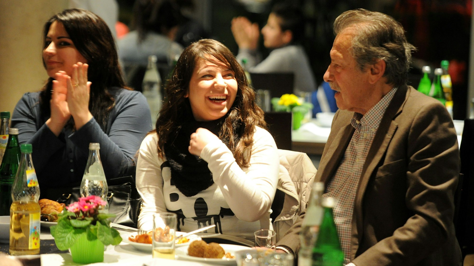 Der Verleger Alfred Neven DuMont bei einer Veranstaltung im Verlag, bei der er Geflüchtete eingeladen hatte.