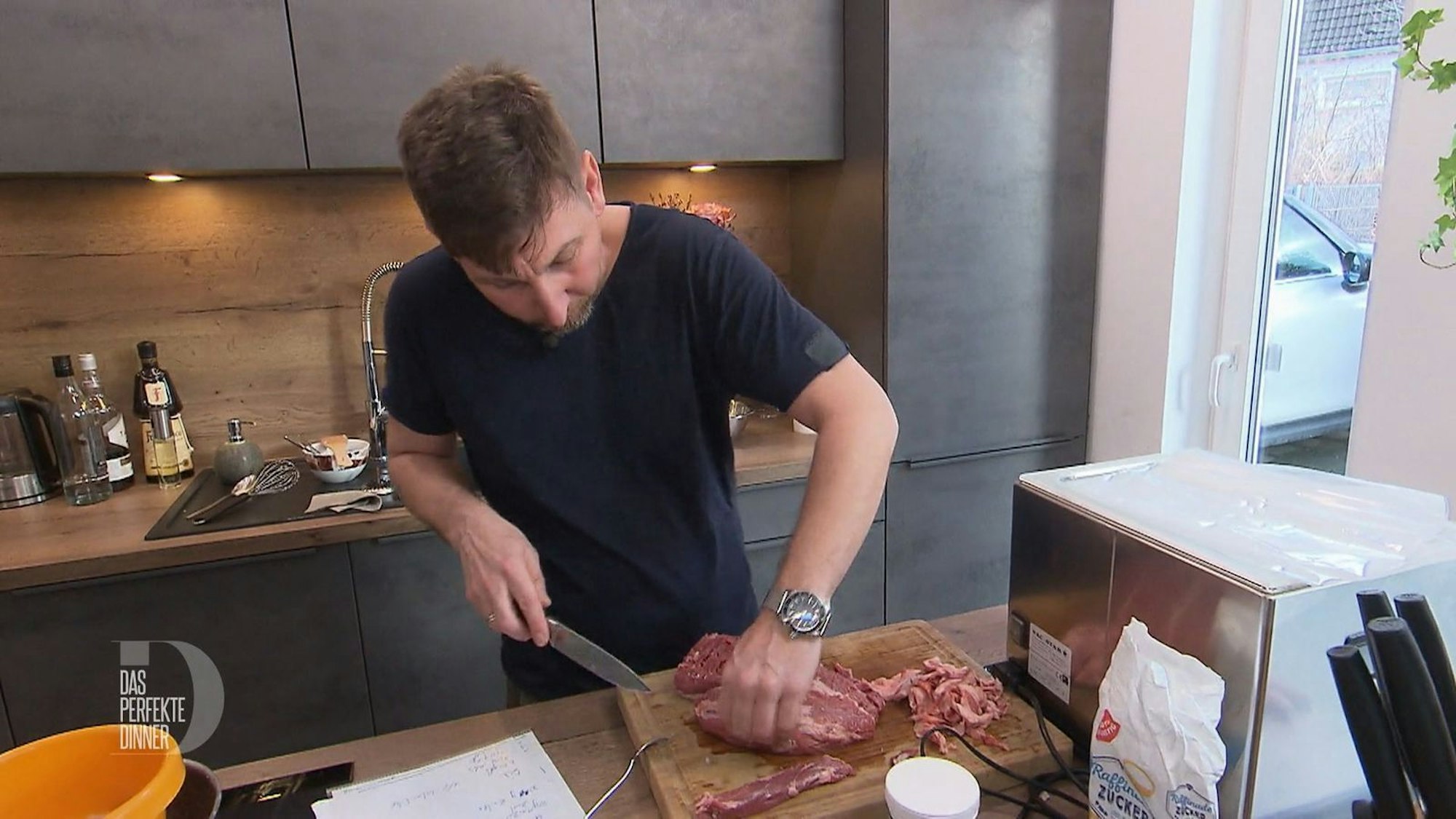 Der Star des Abends ist nicht nur Mike, sondern auch sein teures Angus Rind.
(Bild: RTL)
