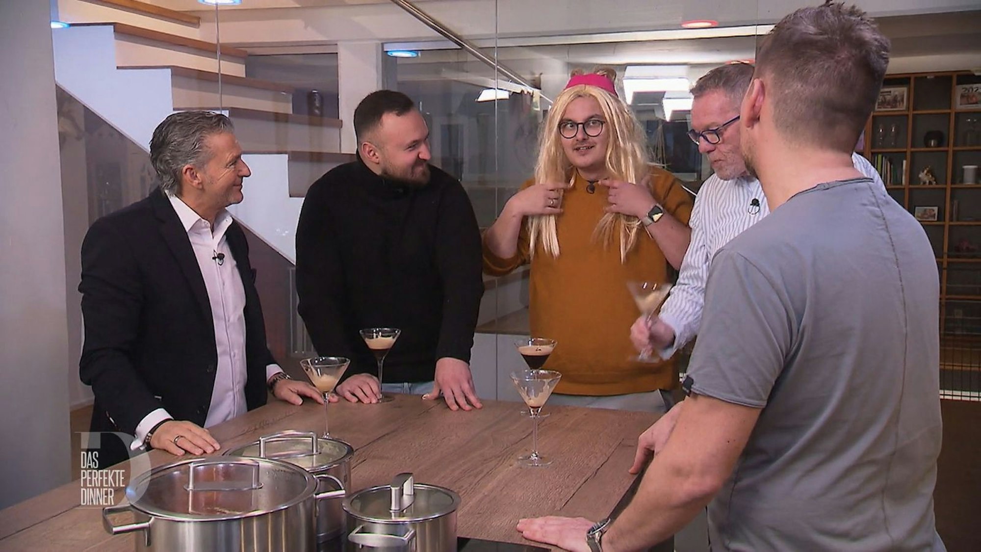 Spaßeshalber setzt Flo heute eine blonde Perücke auf, die setzt er nach dem Aperitif jedoch schnell wieder ab. Von links: Francesco, Paul, Flo, Uli und Mike.
(Bild: RTL)