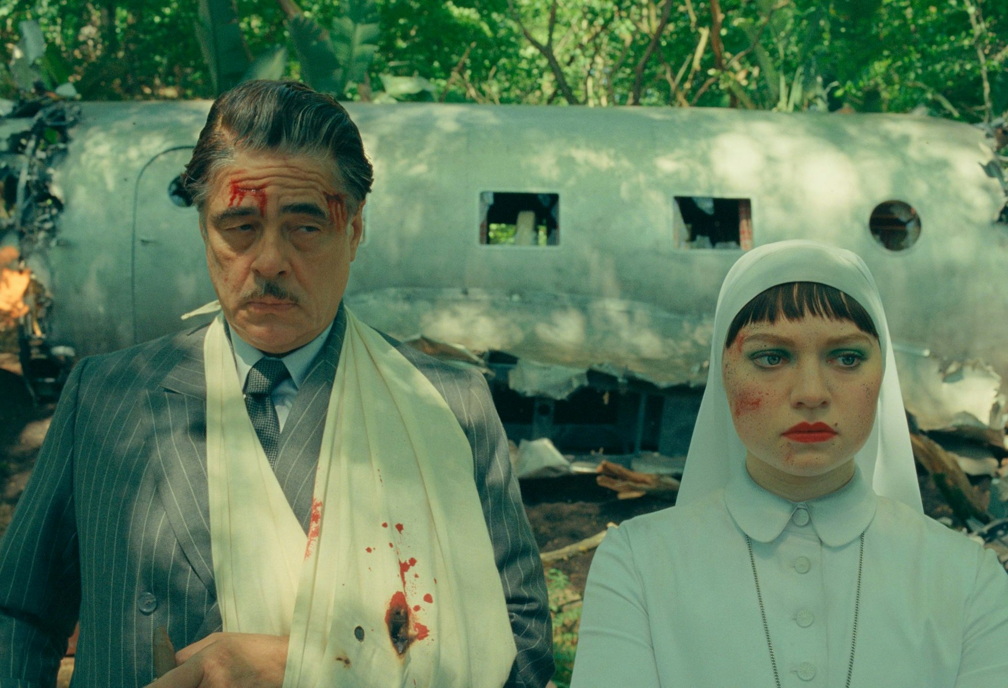 Benicio Del Toro als Zsa-Zsa Korda und Mia Threapleton as Liesl in einer Szene des Films «Der phönizische Meisterstreich».