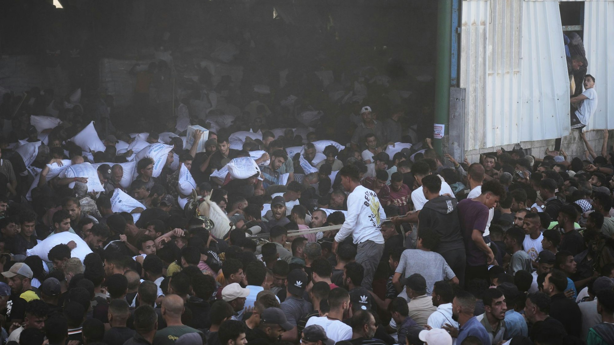 Beim Ansturm auf ein UN-Lagerhaus kommt es zu Todesfällen.