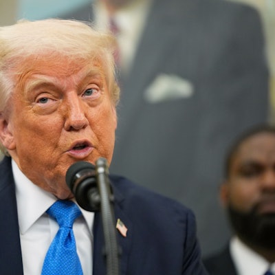 US-Präsident Donald Trump spricht vor der Verleihung einer Auszeichnung an Polizeibeamte im Oval Office des Weißen Hauses.