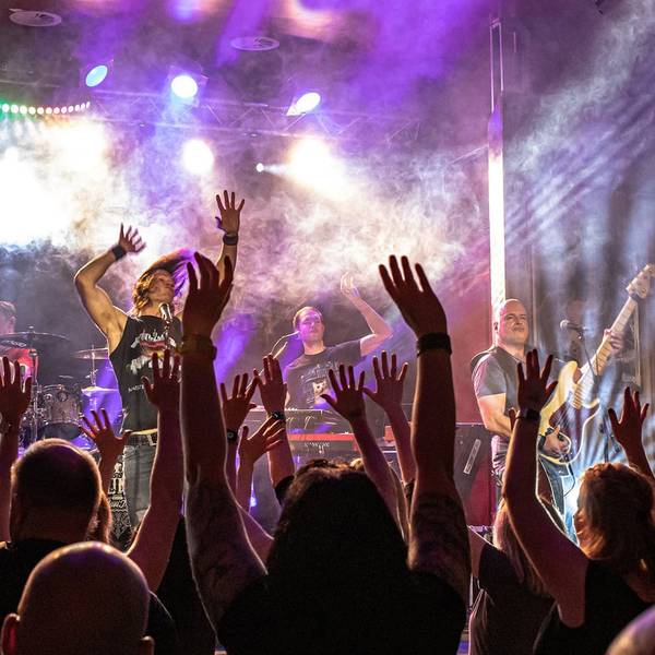 Bounce, die Bon Jovi Tributeband spielt ein Konzert auf einer Bühne.
