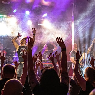 Bounce, die Bon Jovi Tributeband spielt ein Konzert auf einer Bühne.