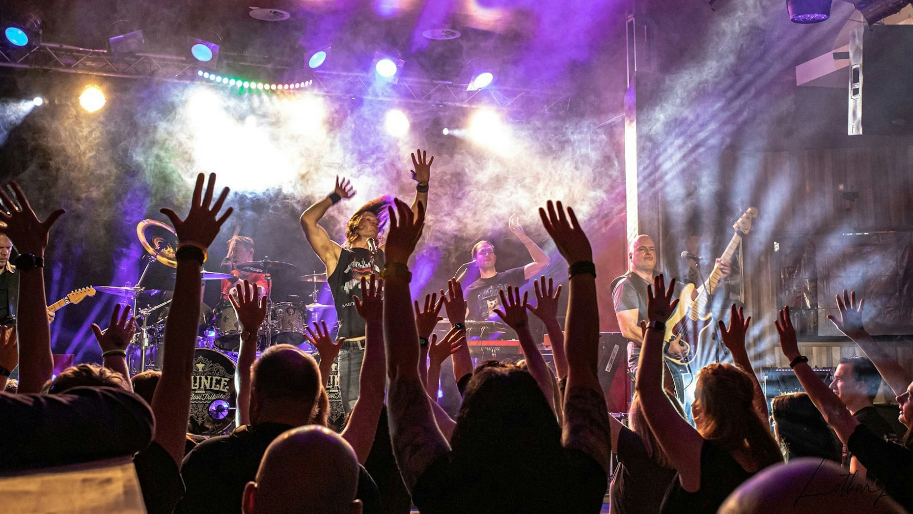 Bounce, die Bon Jovi Tributeband spielt ein Konzert auf einer Bühne.