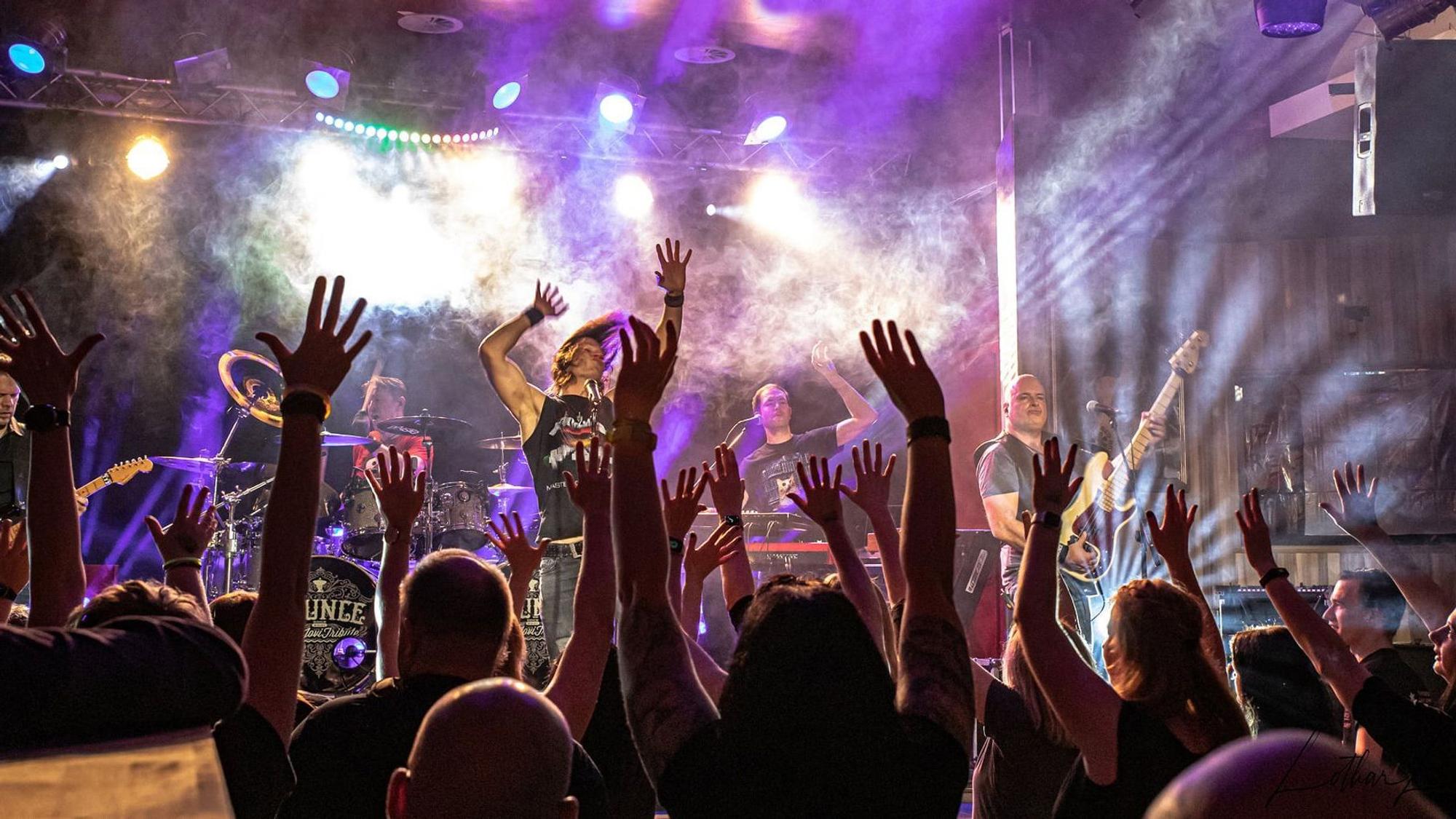 Bounce, die Bon Jovi Tributeband spielt ein Konzert auf einer Bühne.